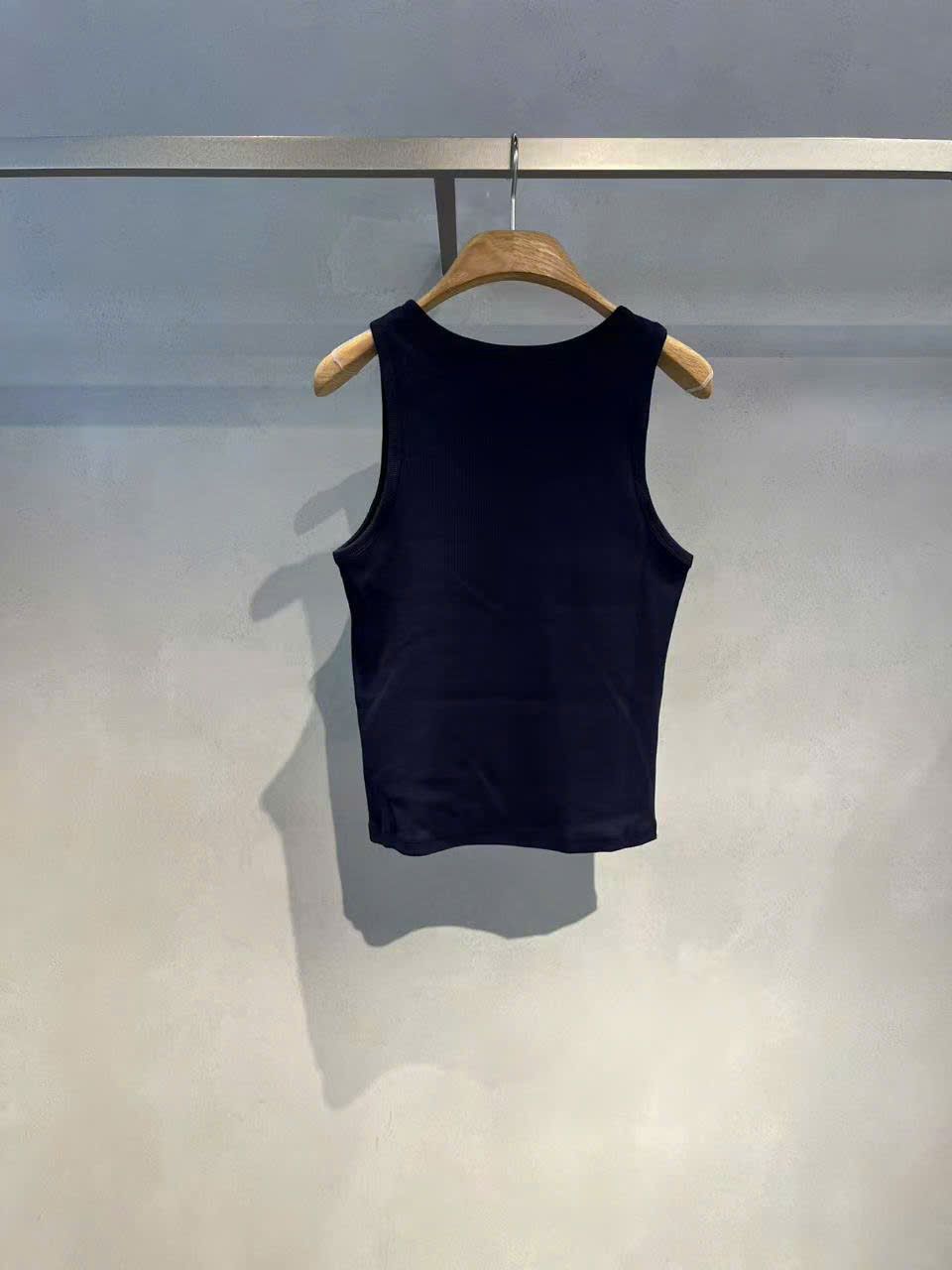 Ba lỗ xanh navy, gấu vàng