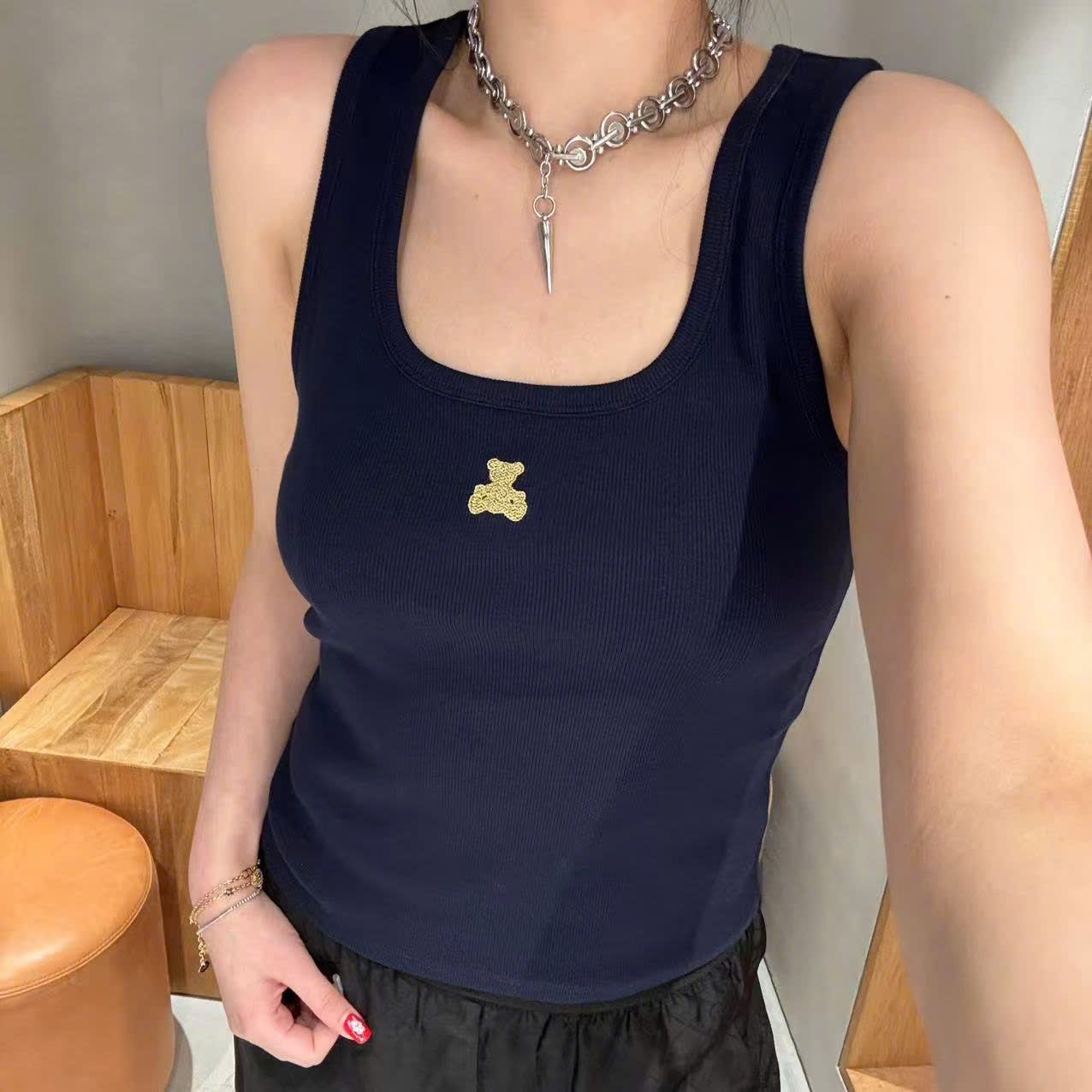 Ba lỗ xanh navy, gấu vàng