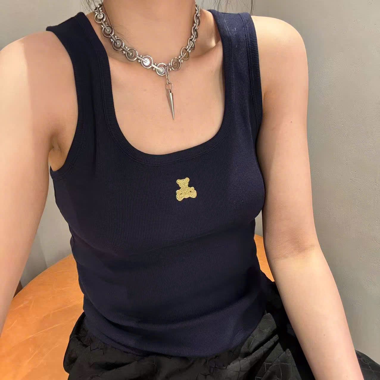 Ba lỗ xanh navy, gấu vàng
