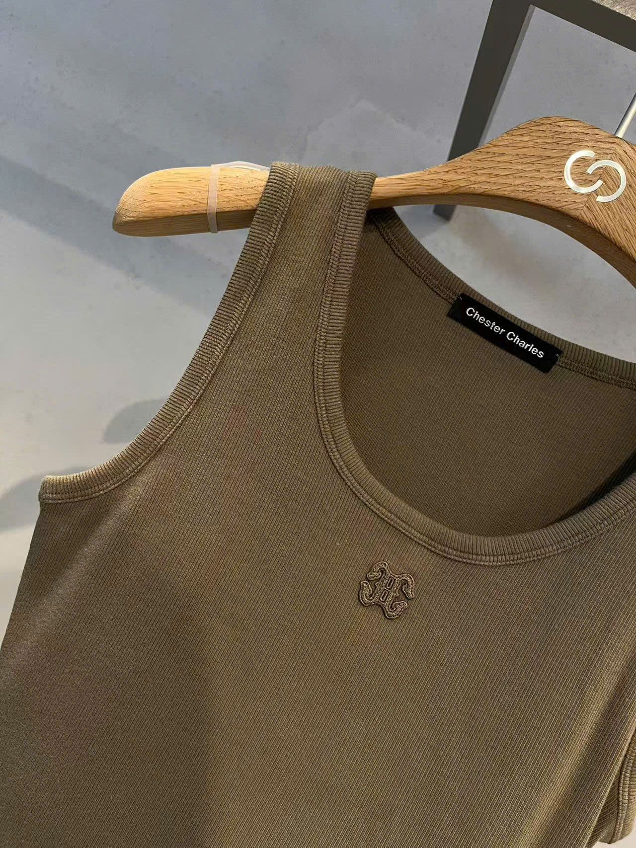 Áo tanktop màu xanh rêu