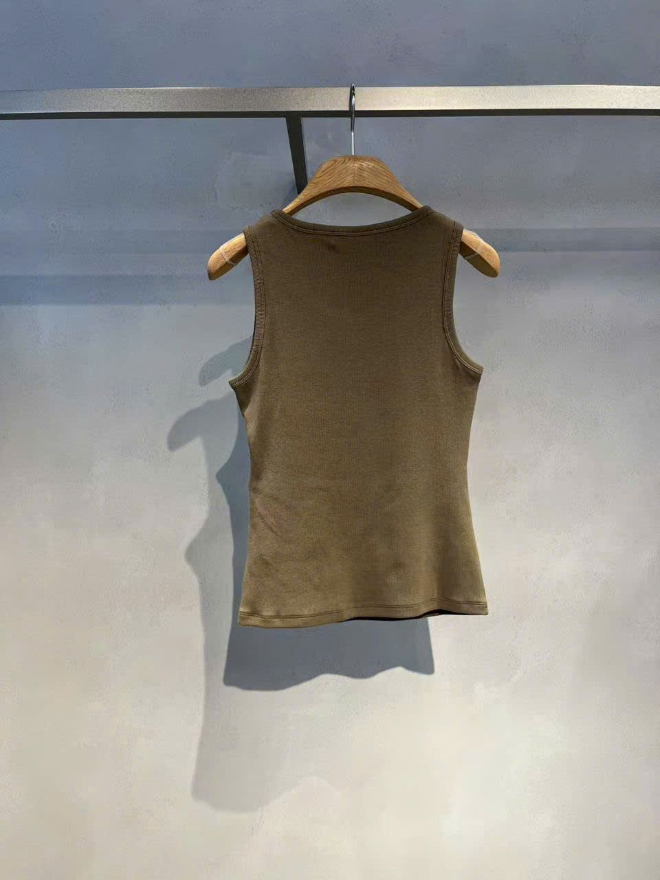Áo tanktop màu xanh rêu