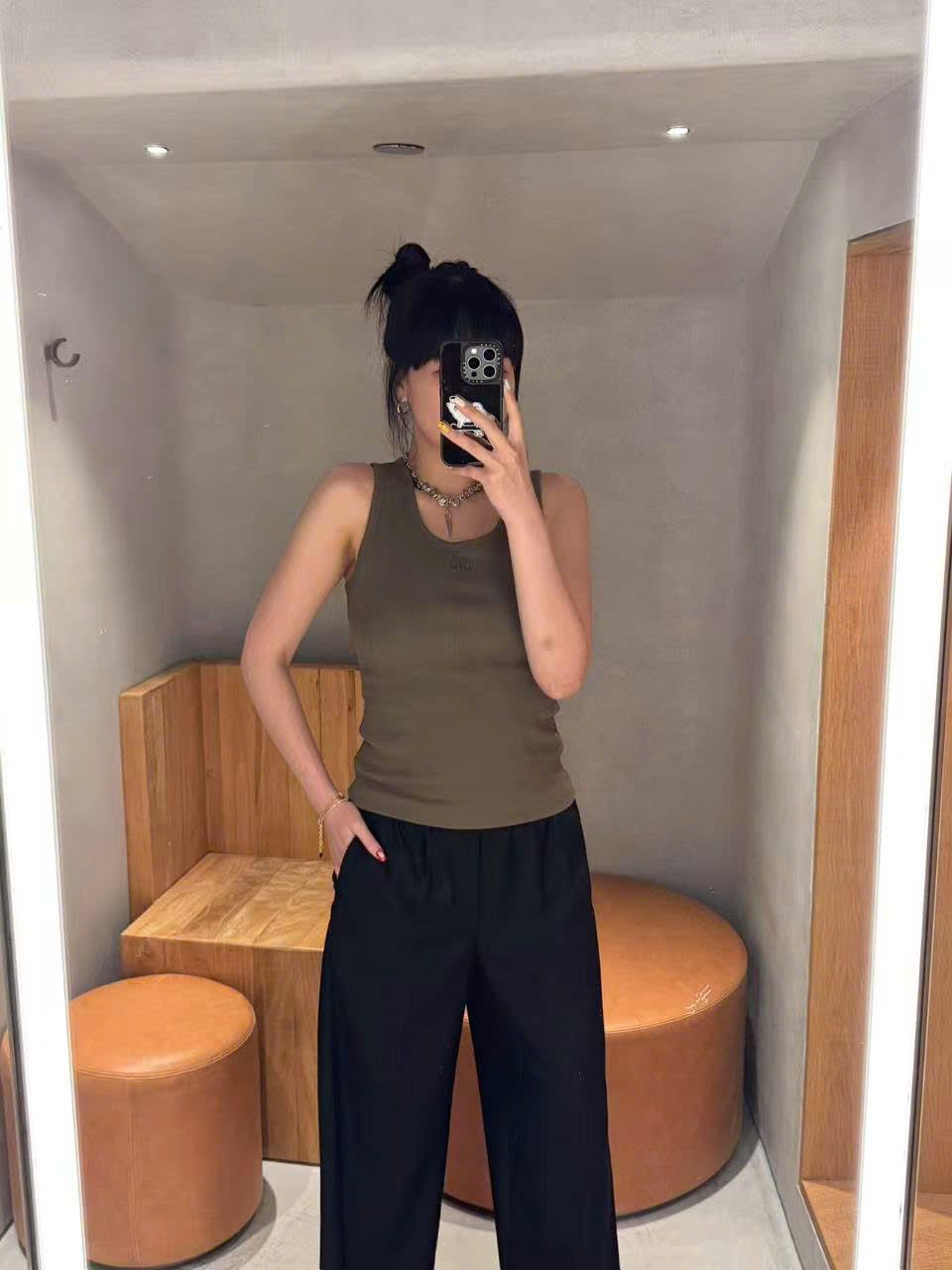 Áo tanktop màu xanh rêu