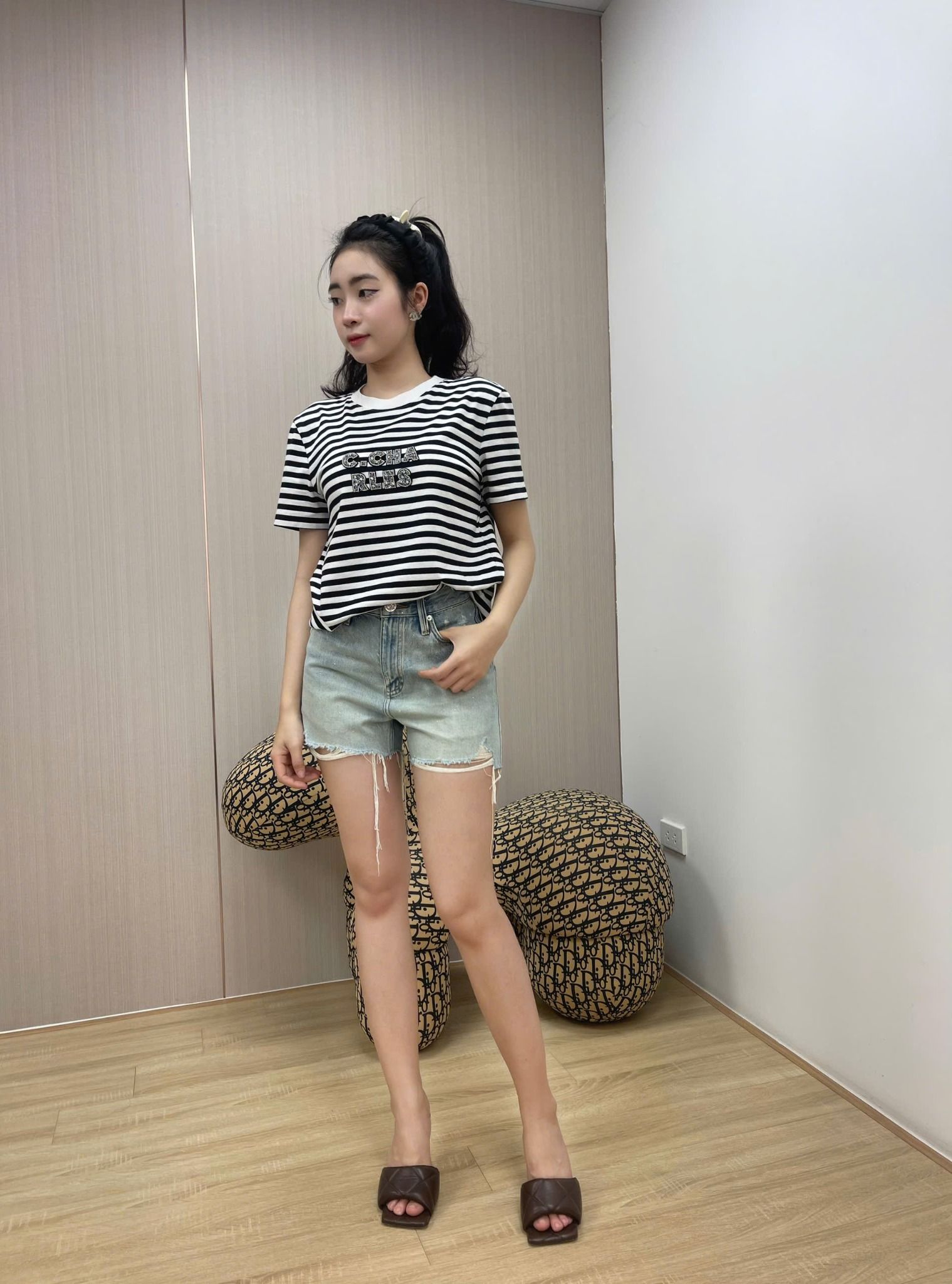 Áo kẻ ngắn tay Logo đính đá ngực