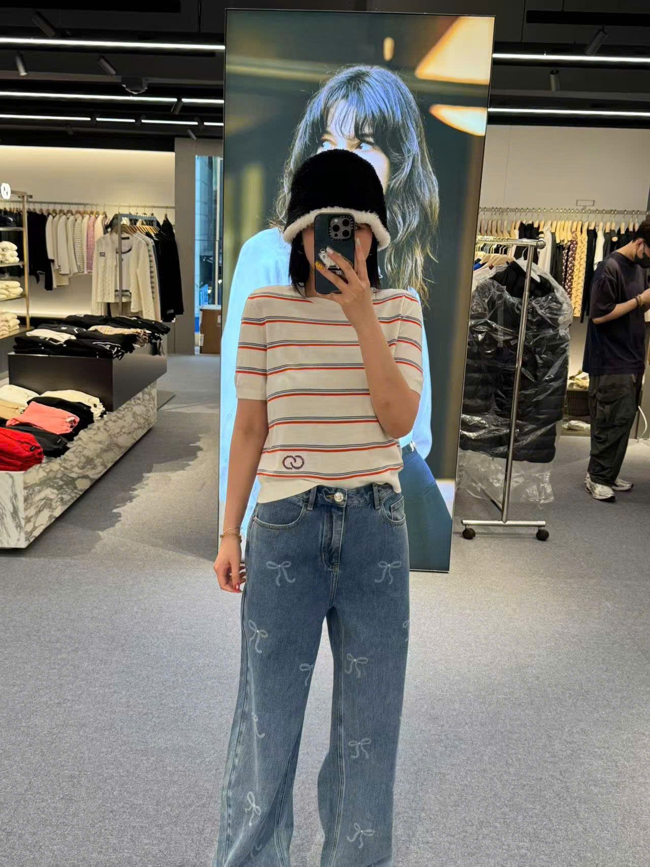 Áo trắng cổ tròn kẻ đỏ