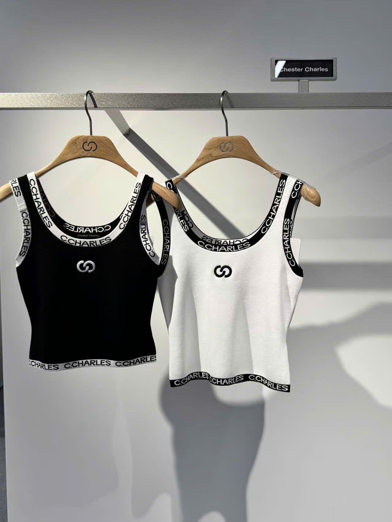 Tank top trắng viền đen chữ chạy