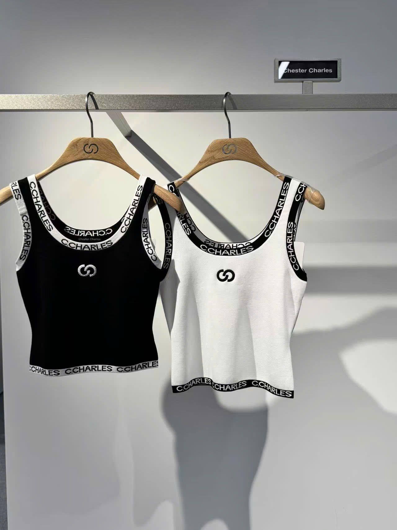 Tank top đen, viền trắng chữ chạy
