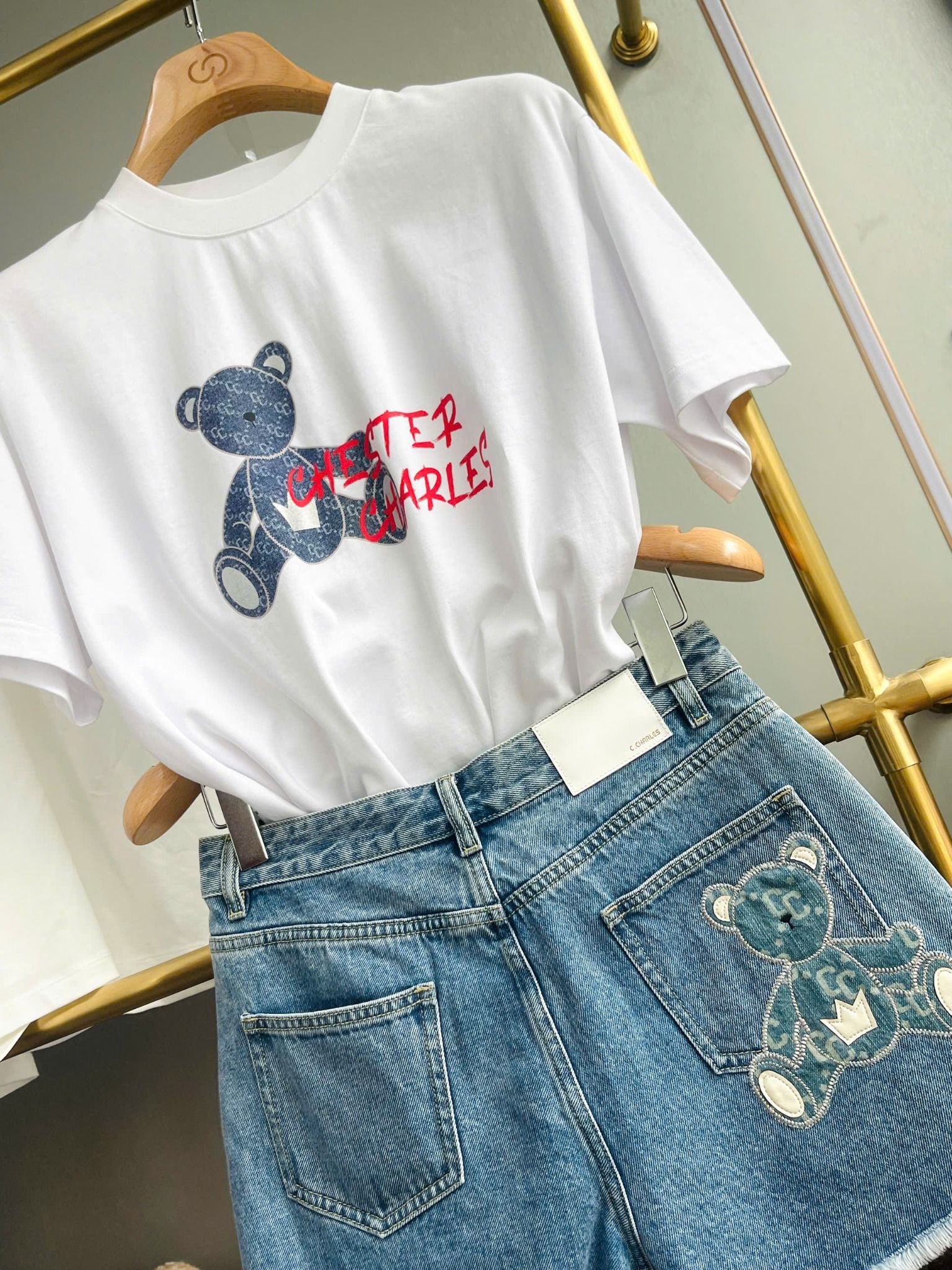 Áo phông trắng, gấu xanh jean chữ đỏ