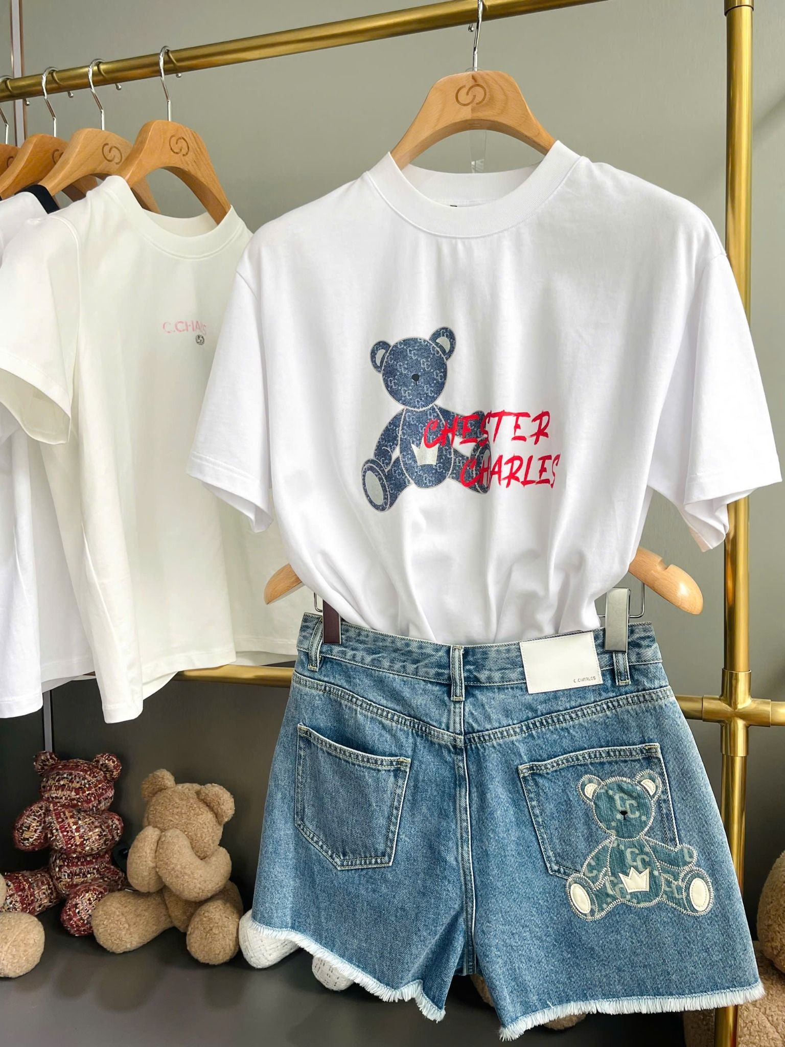 Áo phông trắng, gấu xanh jean chữ đỏ