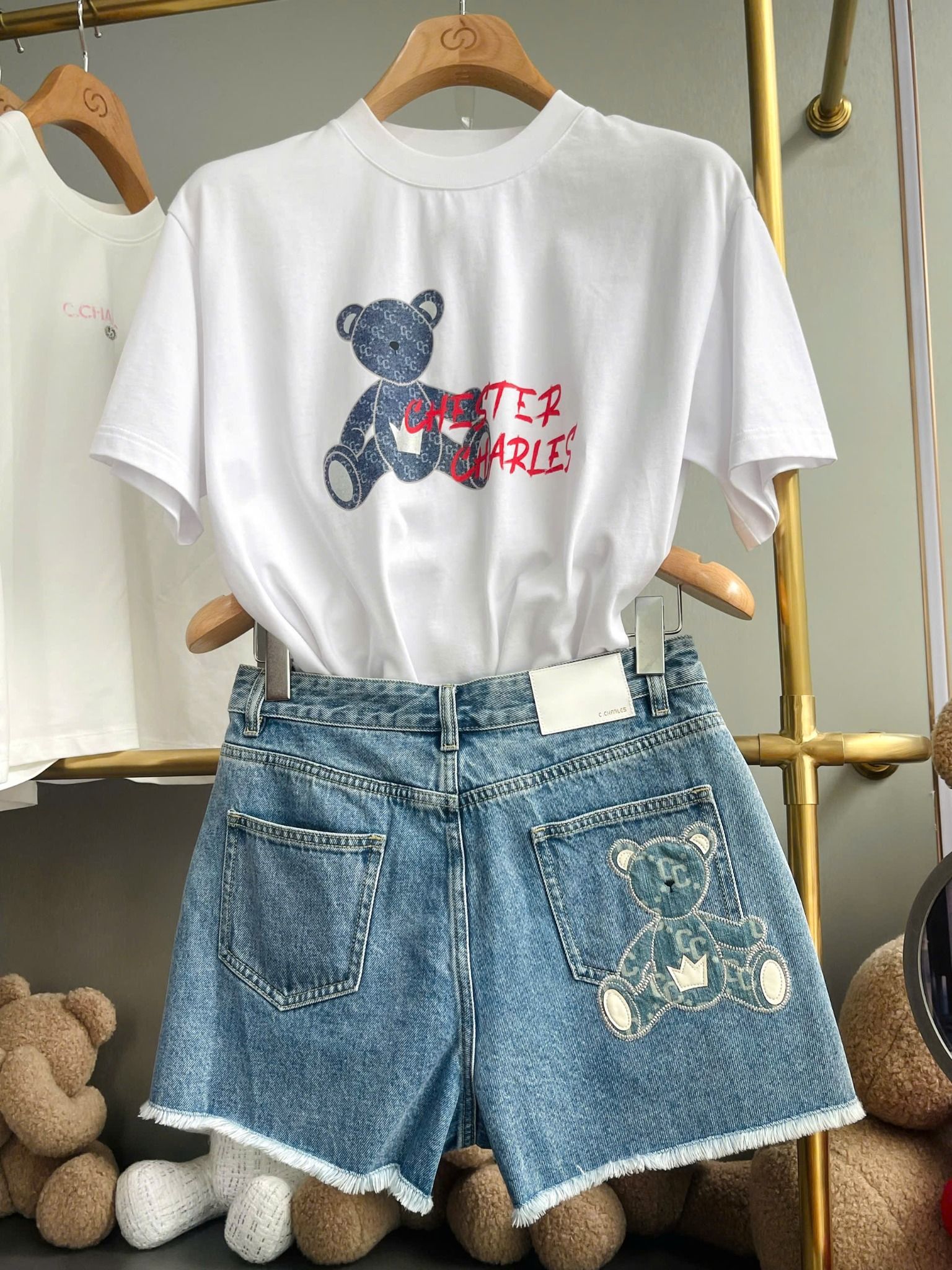 Áo phông trắng, gấu xanh jean chữ đỏ