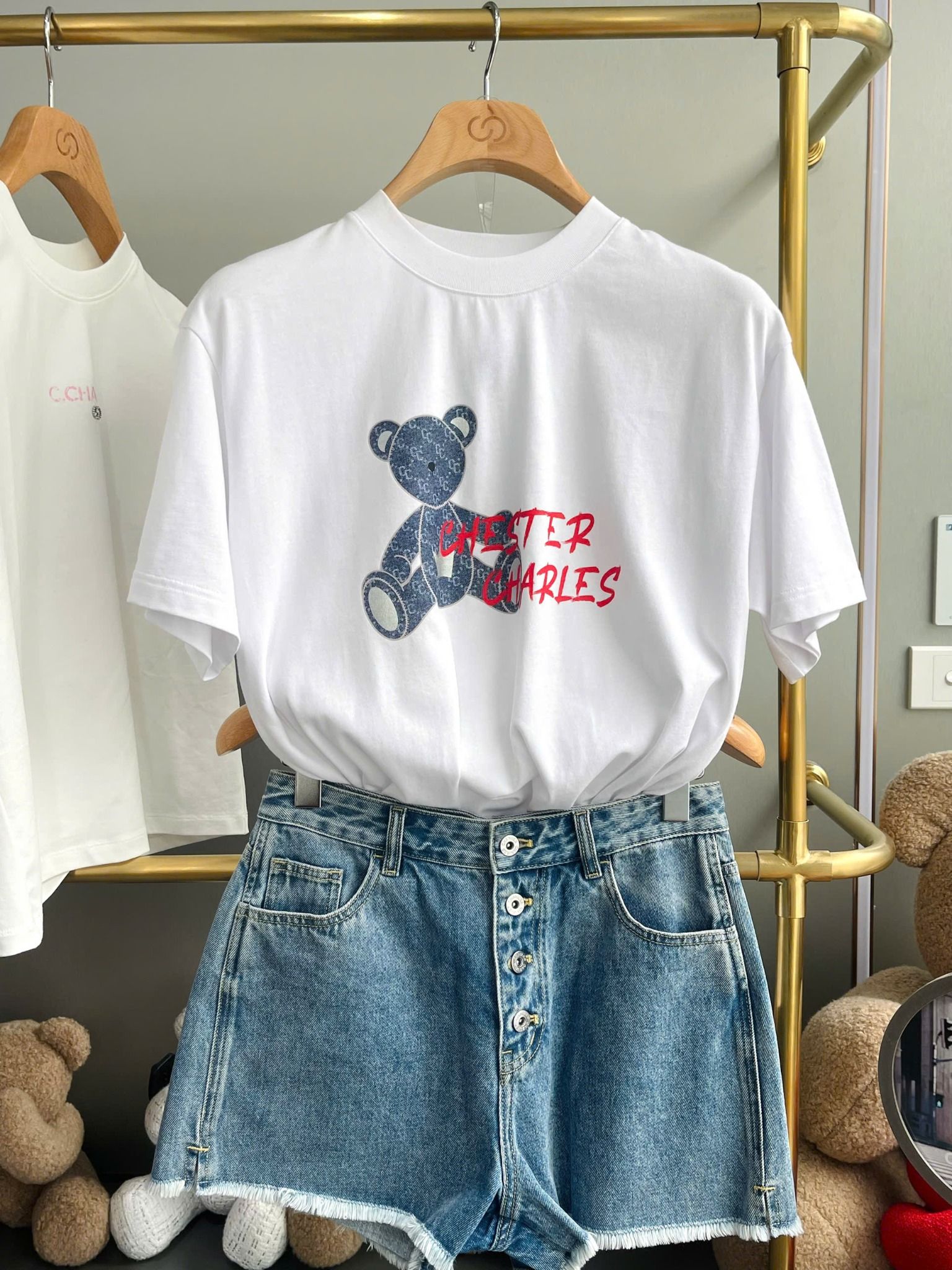 Áo phông trắng, gấu xanh jean chữ đỏ