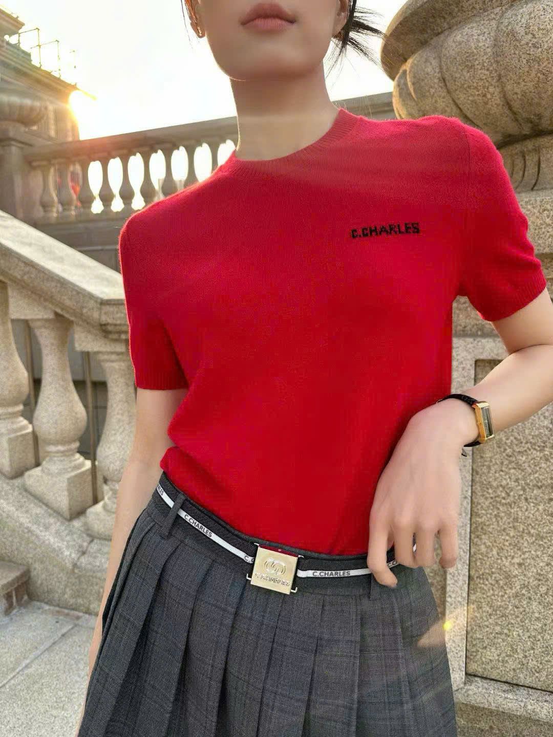 Áo len đỏ, cổ tròn, ngắn tay cashmere - logo ngực