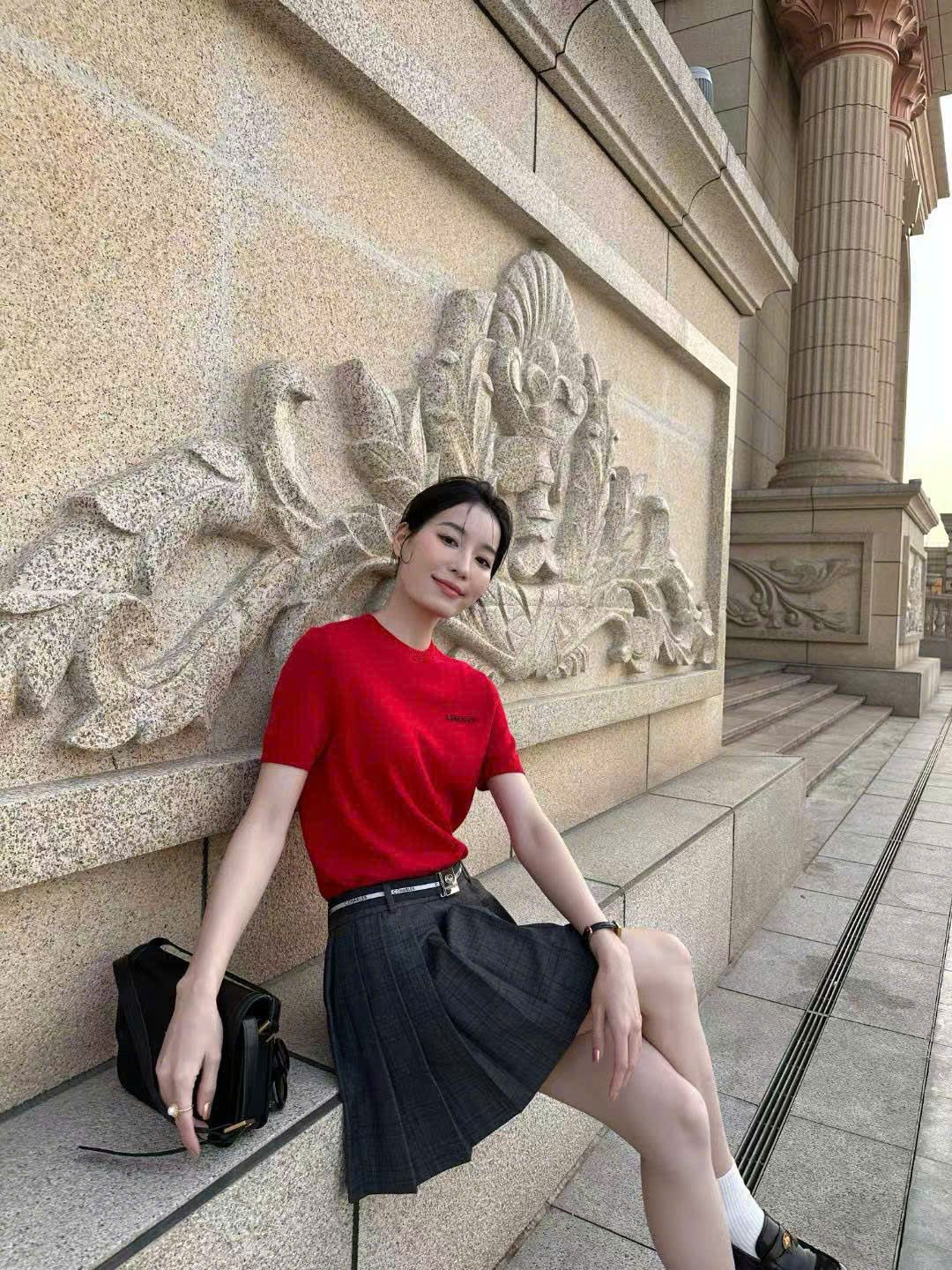 Áo len đỏ, cổ tròn, ngắn tay cashmere - logo ngực