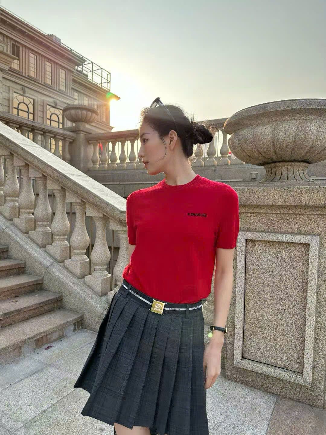 Áo len đỏ, cổ tròn, ngắn tay cashmere - logo ngực