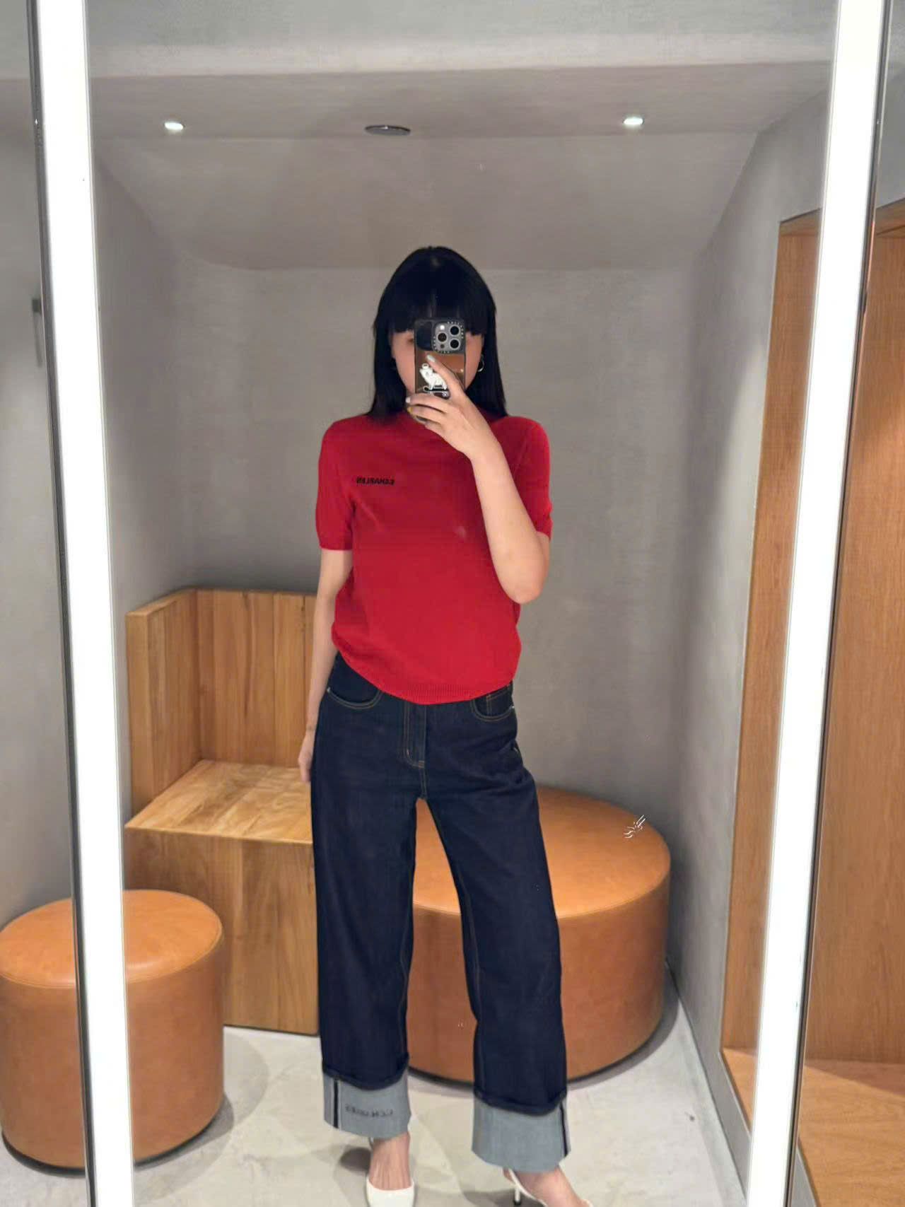 Áo len đỏ, cổ tròn, ngắn tay cashmere - logo ngực