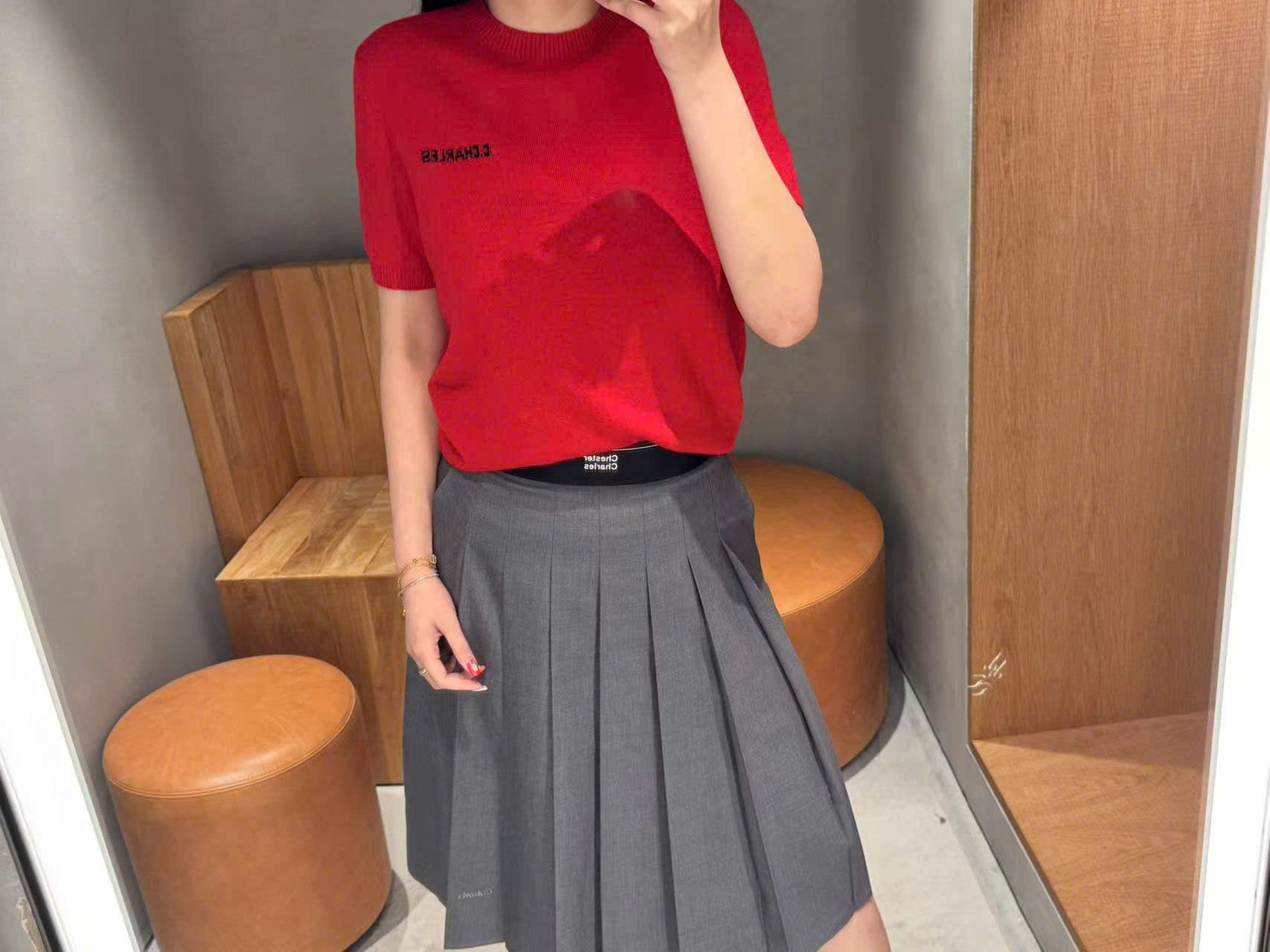 Áo len đỏ, cổ tròn, ngắn tay cashmere - logo ngực