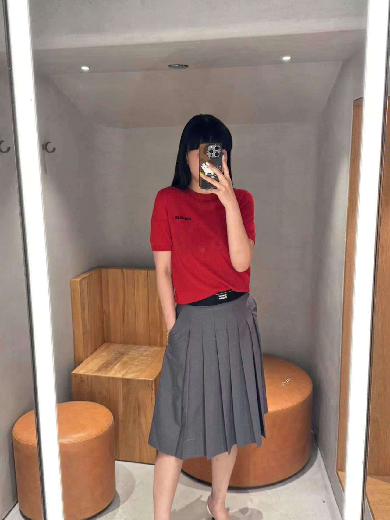 Áo len đỏ, cổ tròn, ngắn tay cashmere - logo ngực