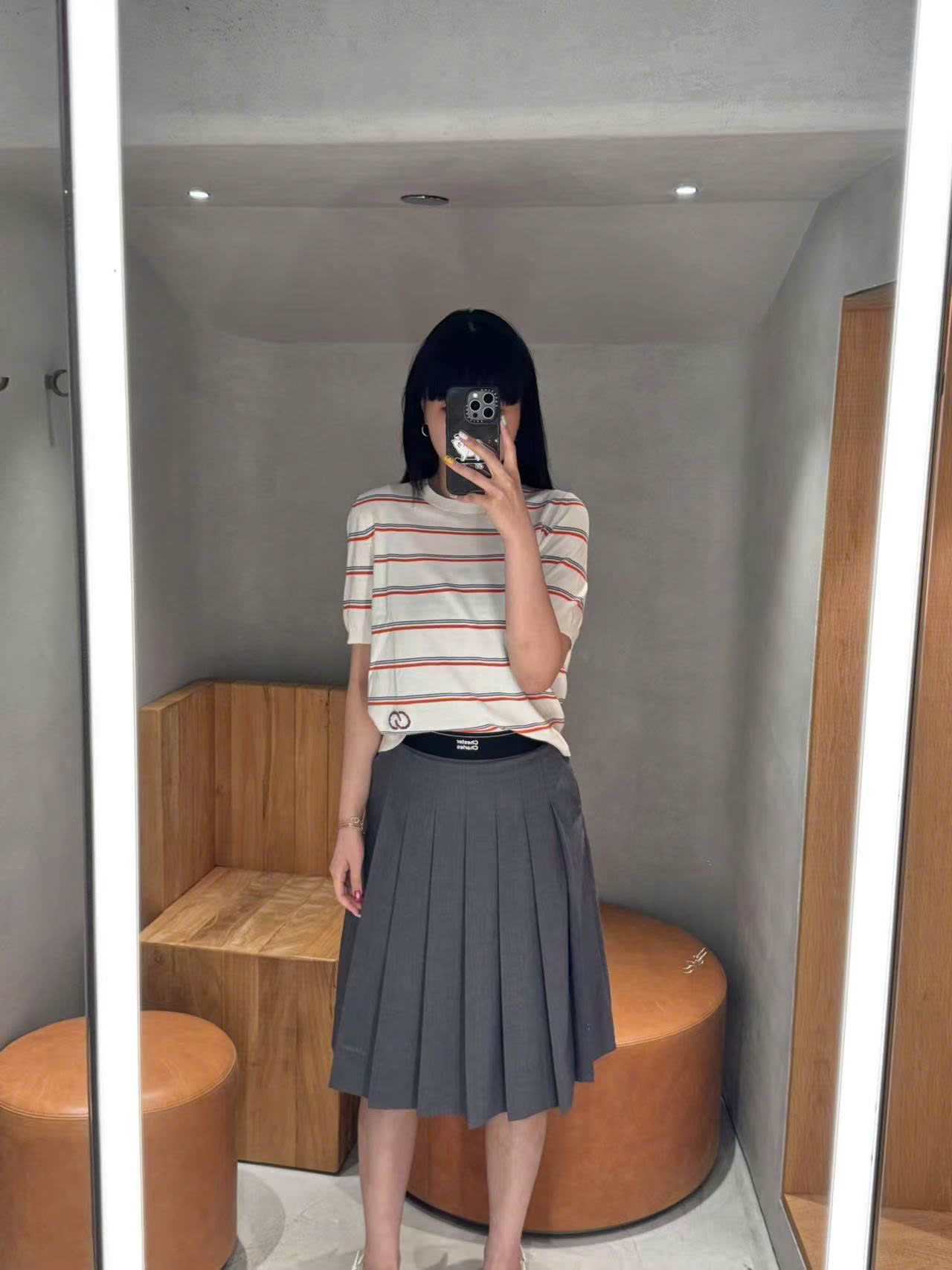 Áo trắng cổ tròn kẻ đỏ