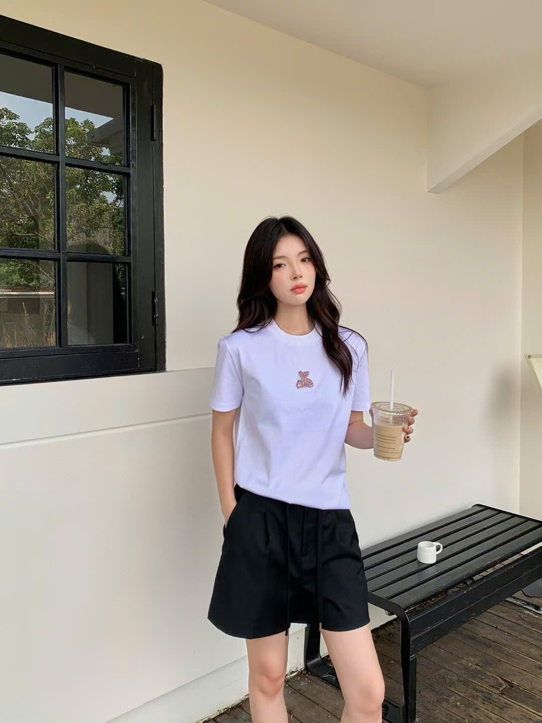 Áo phông trắng - gấu hồng đính đá