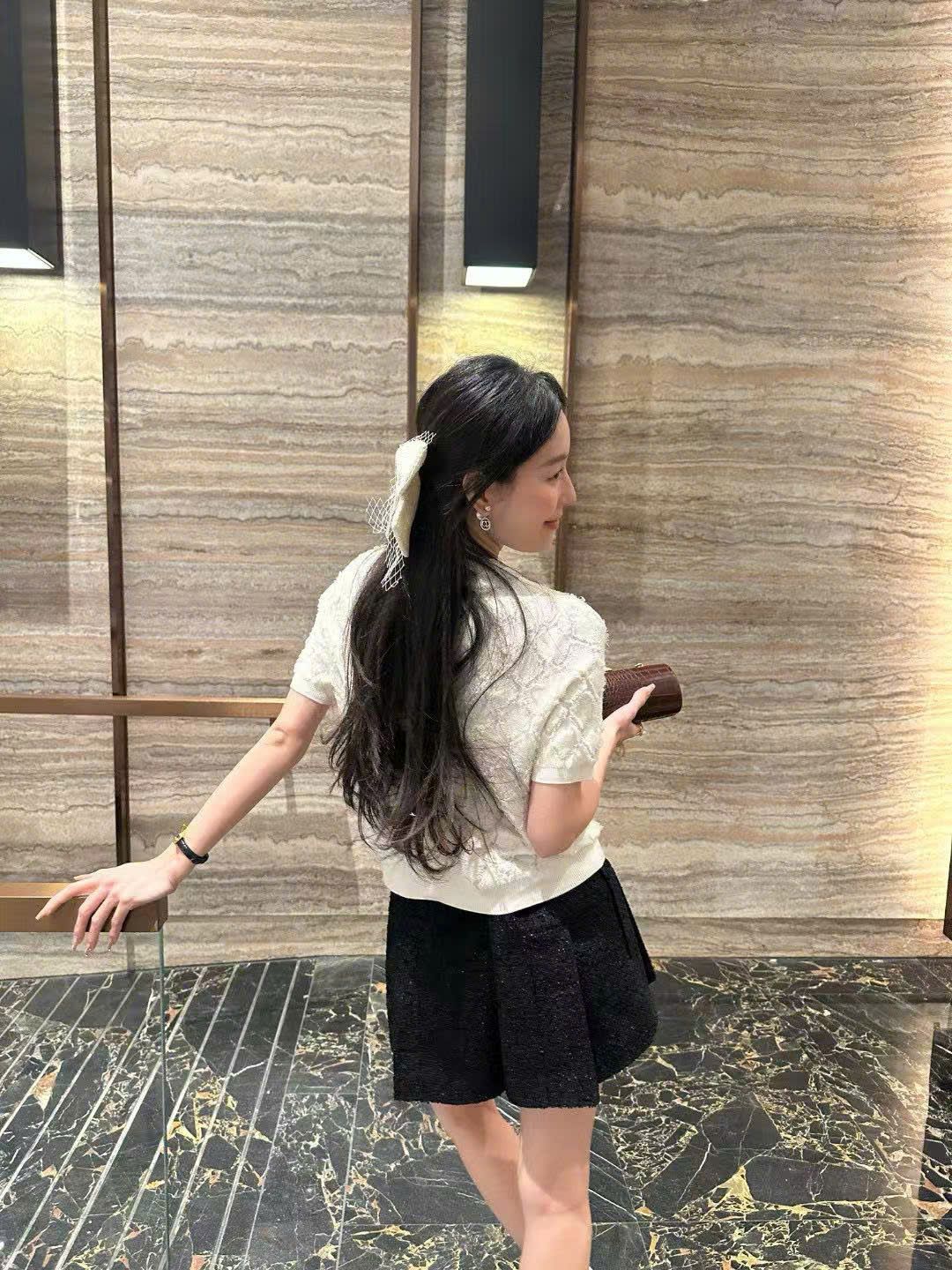 Áo ngắn tay trám lông trắng
