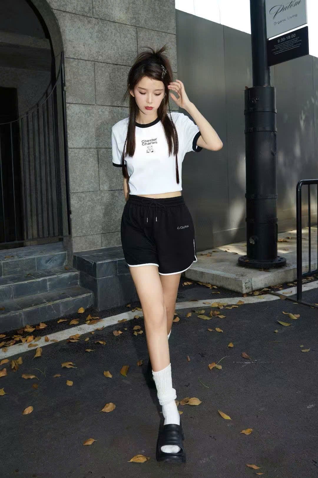 Áo phông trắng - chữ trên gấu dưới