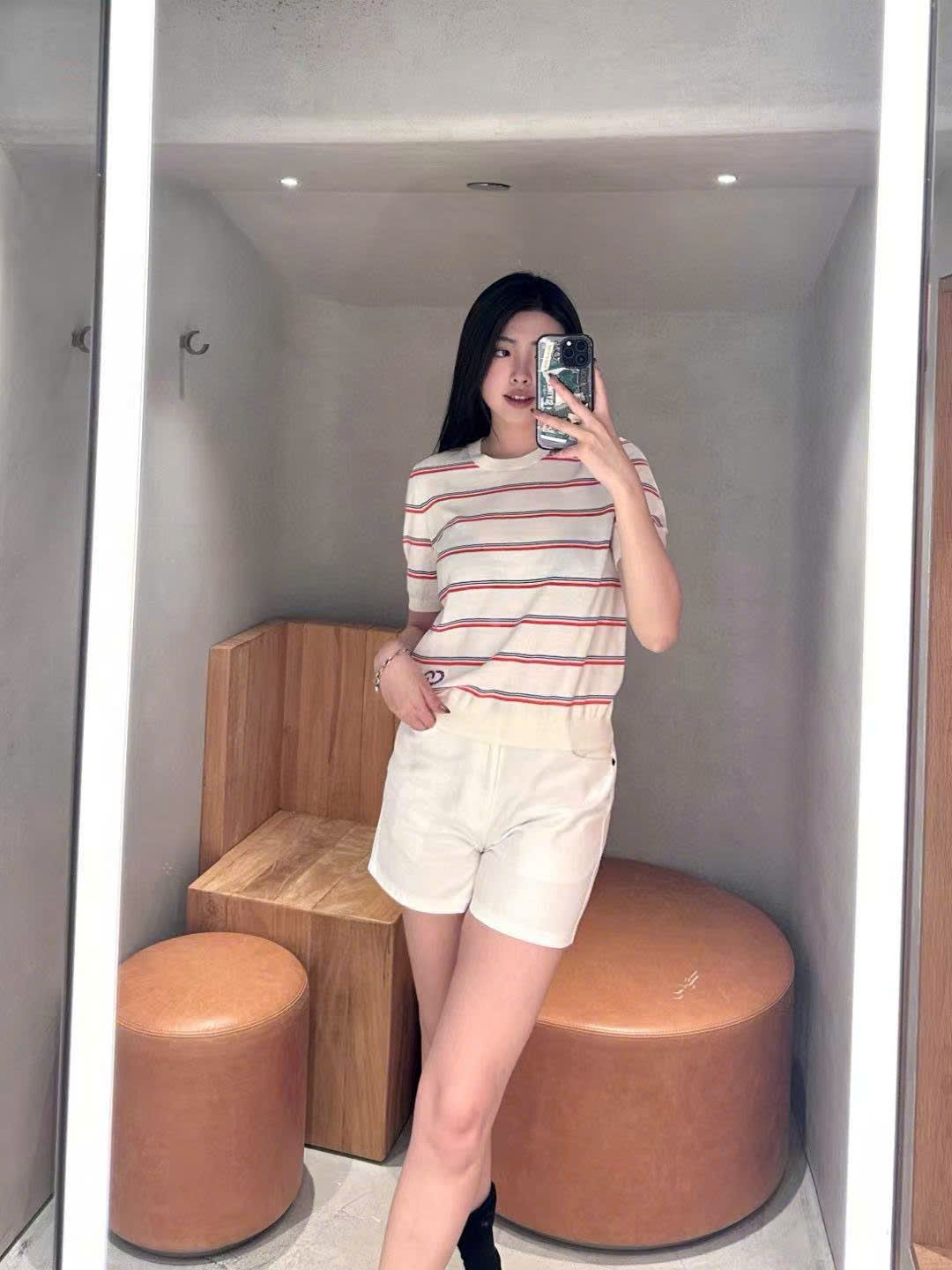 Áo trắng cổ tròn kẻ đỏ