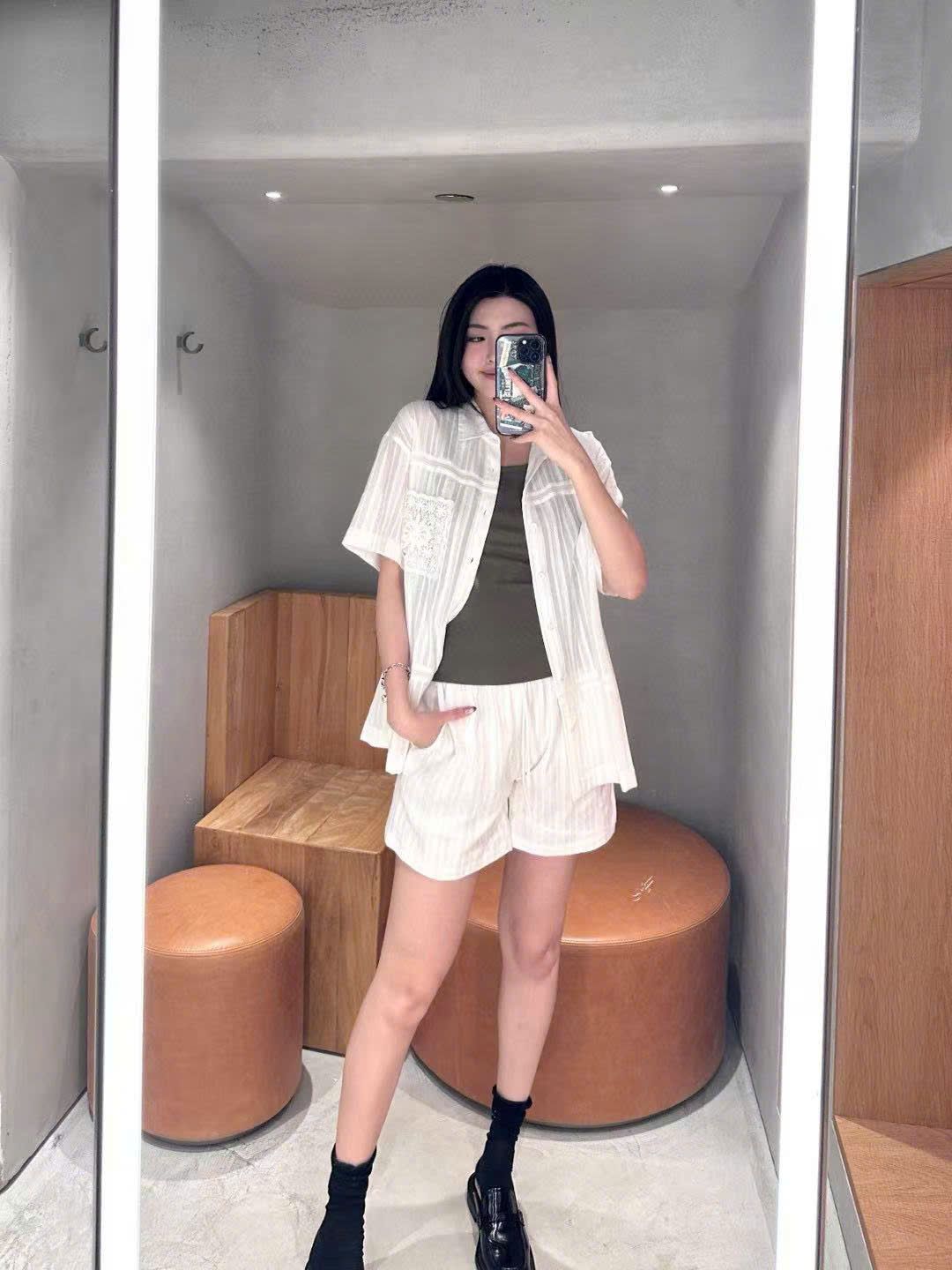 Áo sơmi tay ngắn, phối họa tiết ren túi ngực