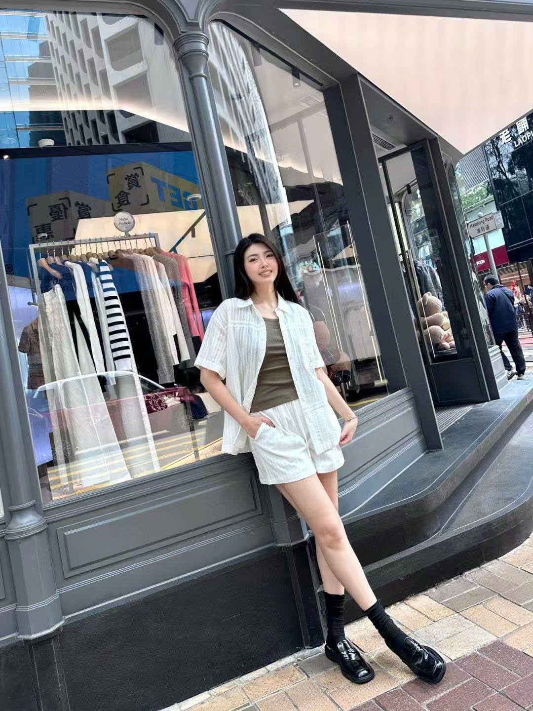 Áo sơmi tay ngắn, phối họa tiết ren túi ngực