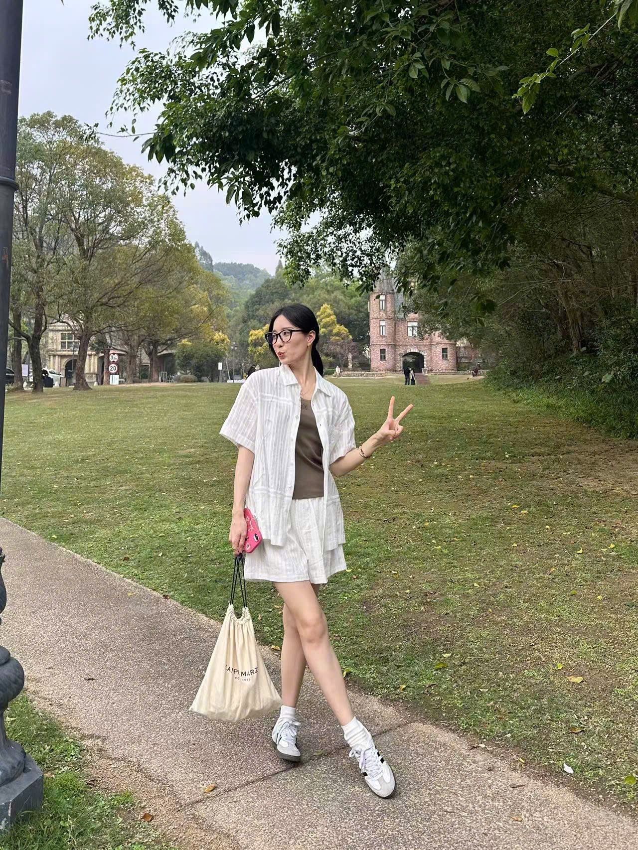 Áo sơmi tay ngắn, phối họa tiết ren túi ngực