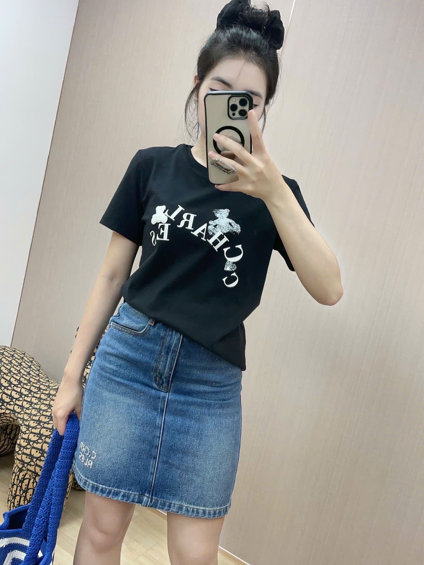 Áo phông đen - 2 gấu chữ trắng