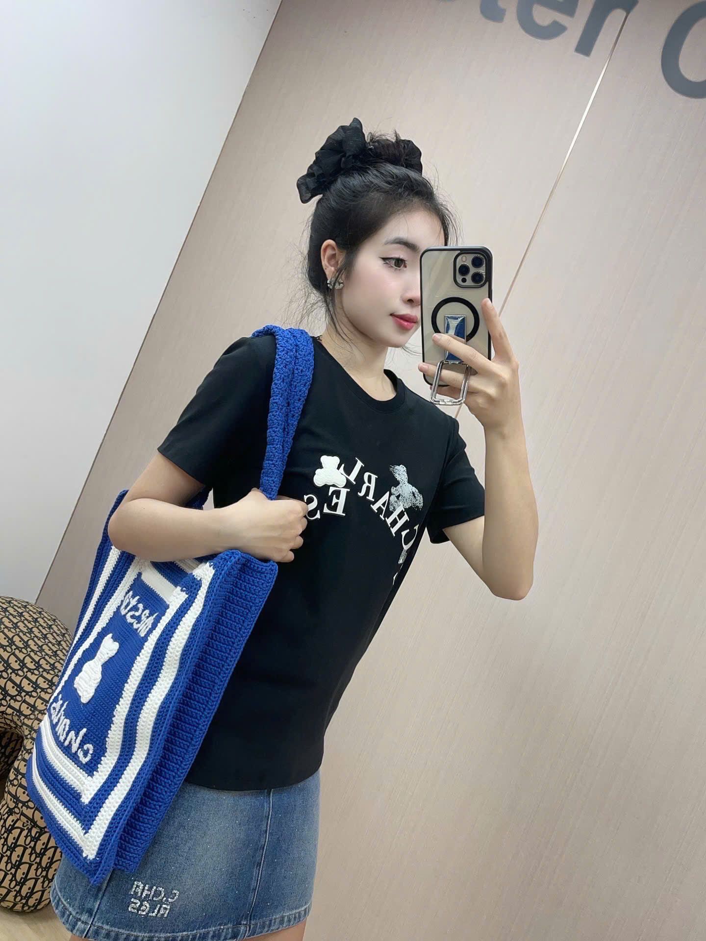 Áo phông đen - 2 gấu chữ trắng