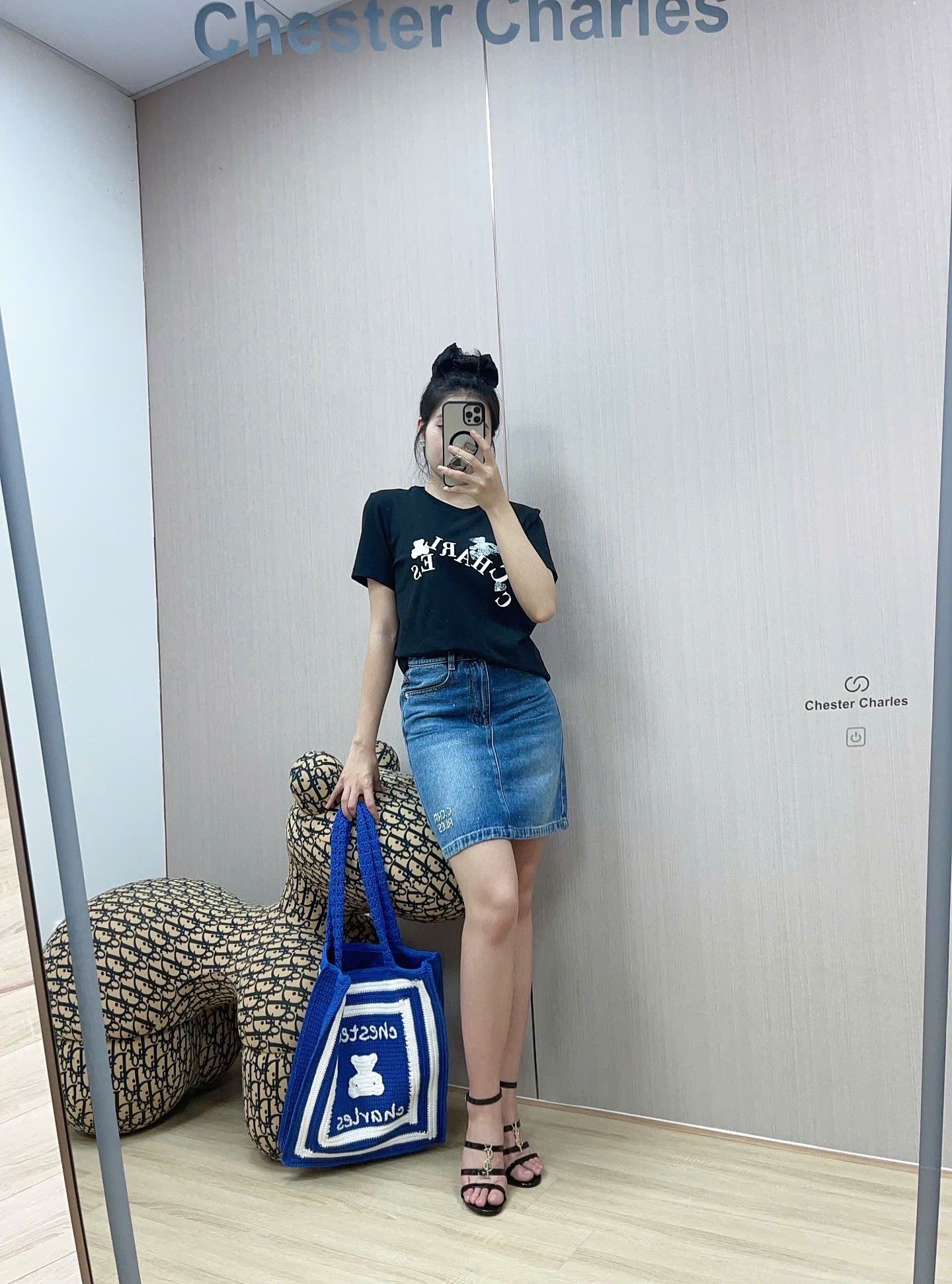 Áo phông đen - 2 gấu chữ trắng