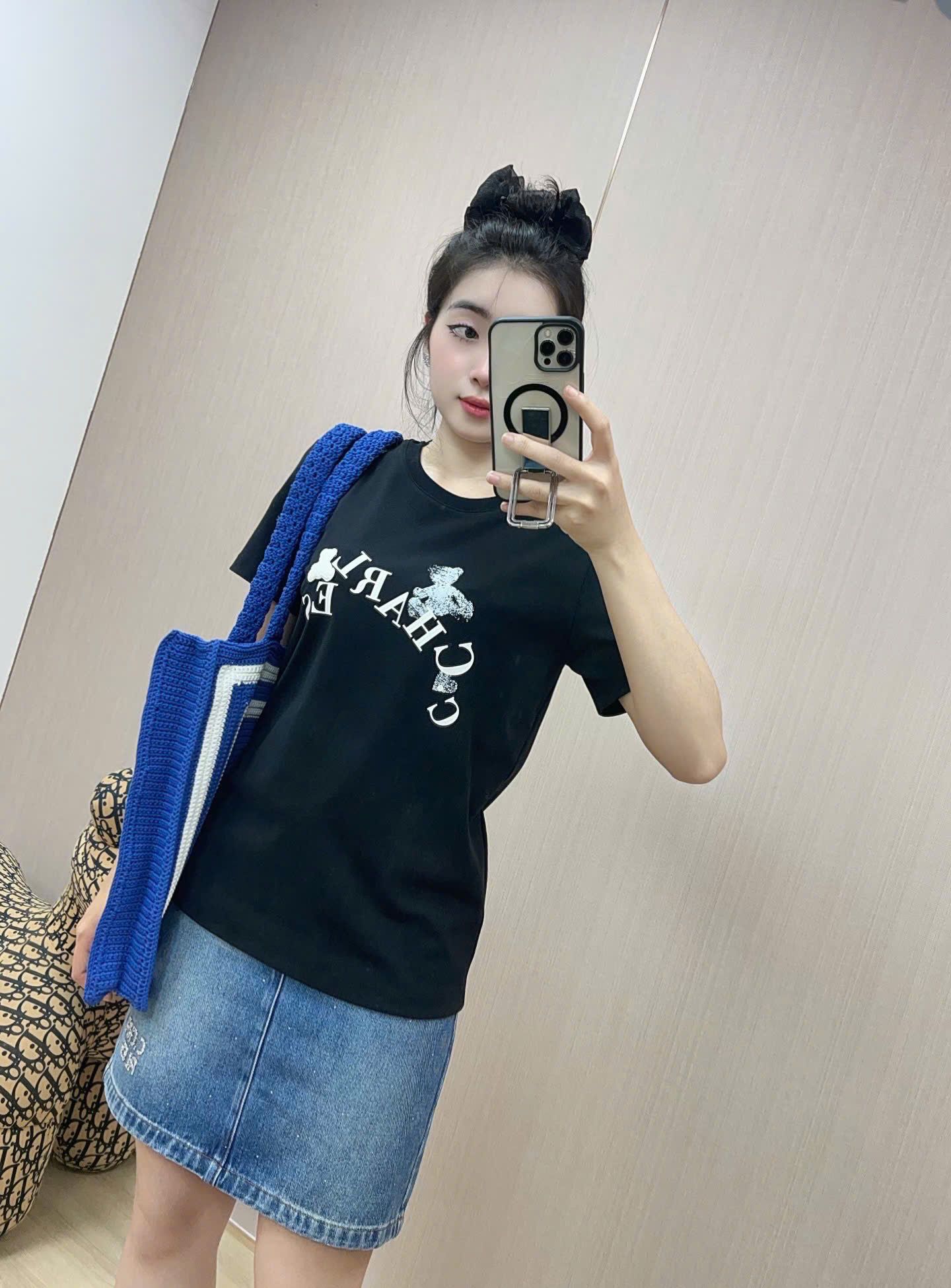 Áo phông đen - 2 gấu chữ trắng