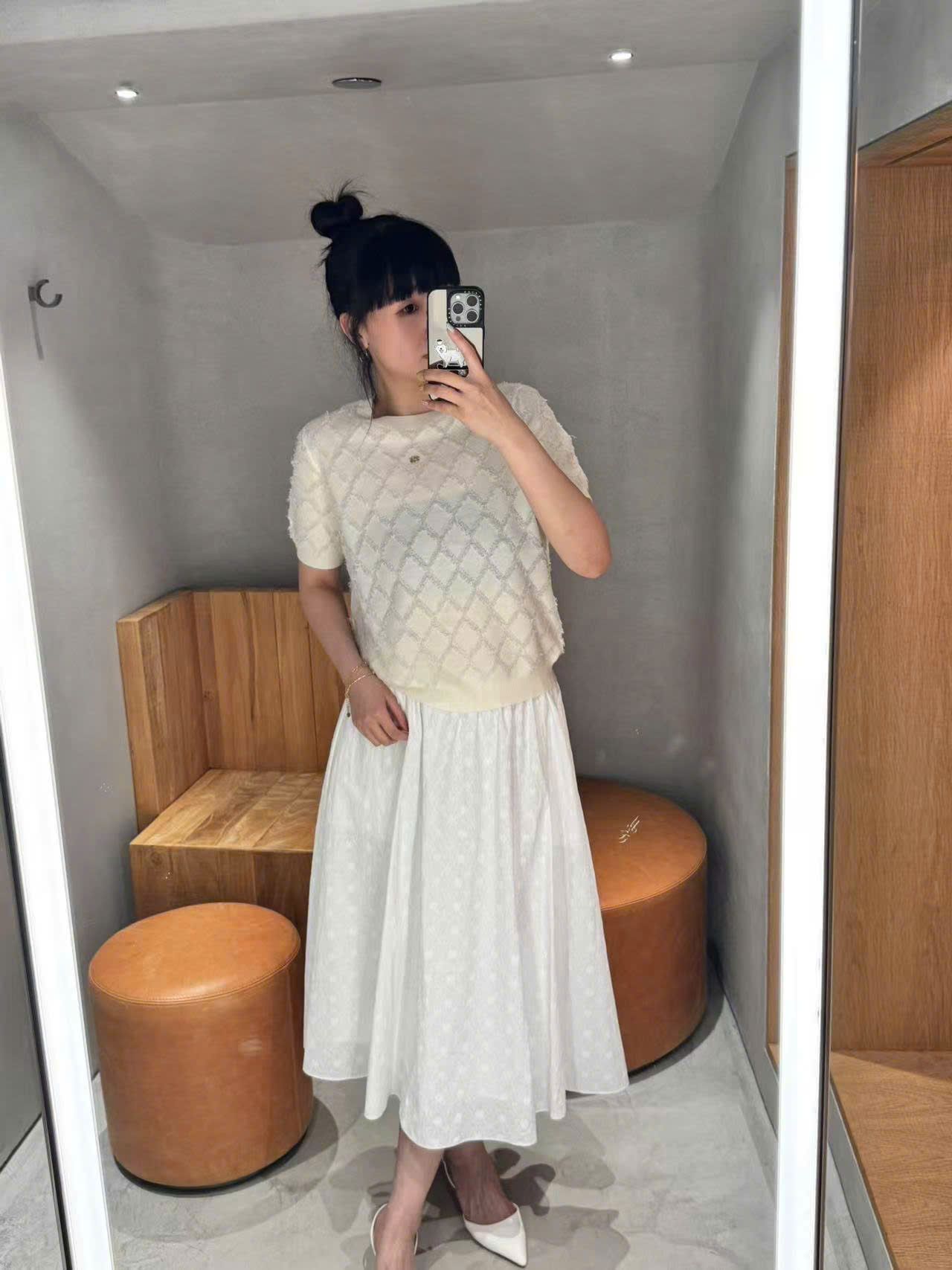 Áo ngắn tay trám lông trắng