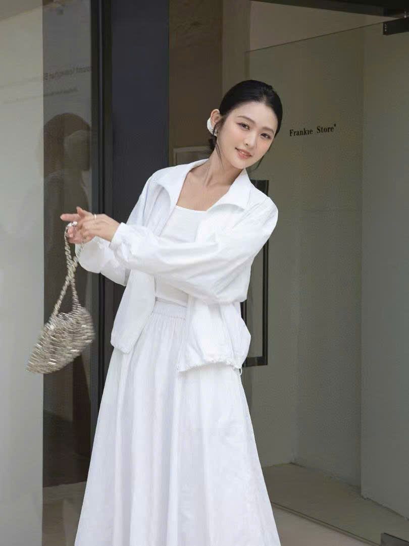 Chân váy trắng - hoạ tiết CH Set