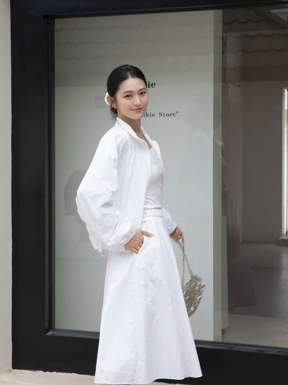 Áo gió trắng họa tiết CH