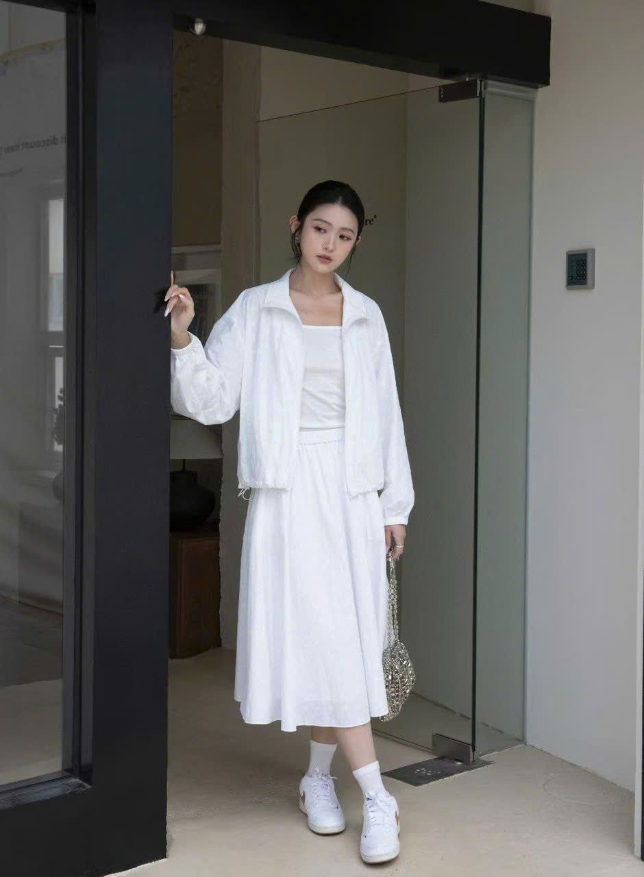 Chân váy trắng - hoạ tiết CH Set
