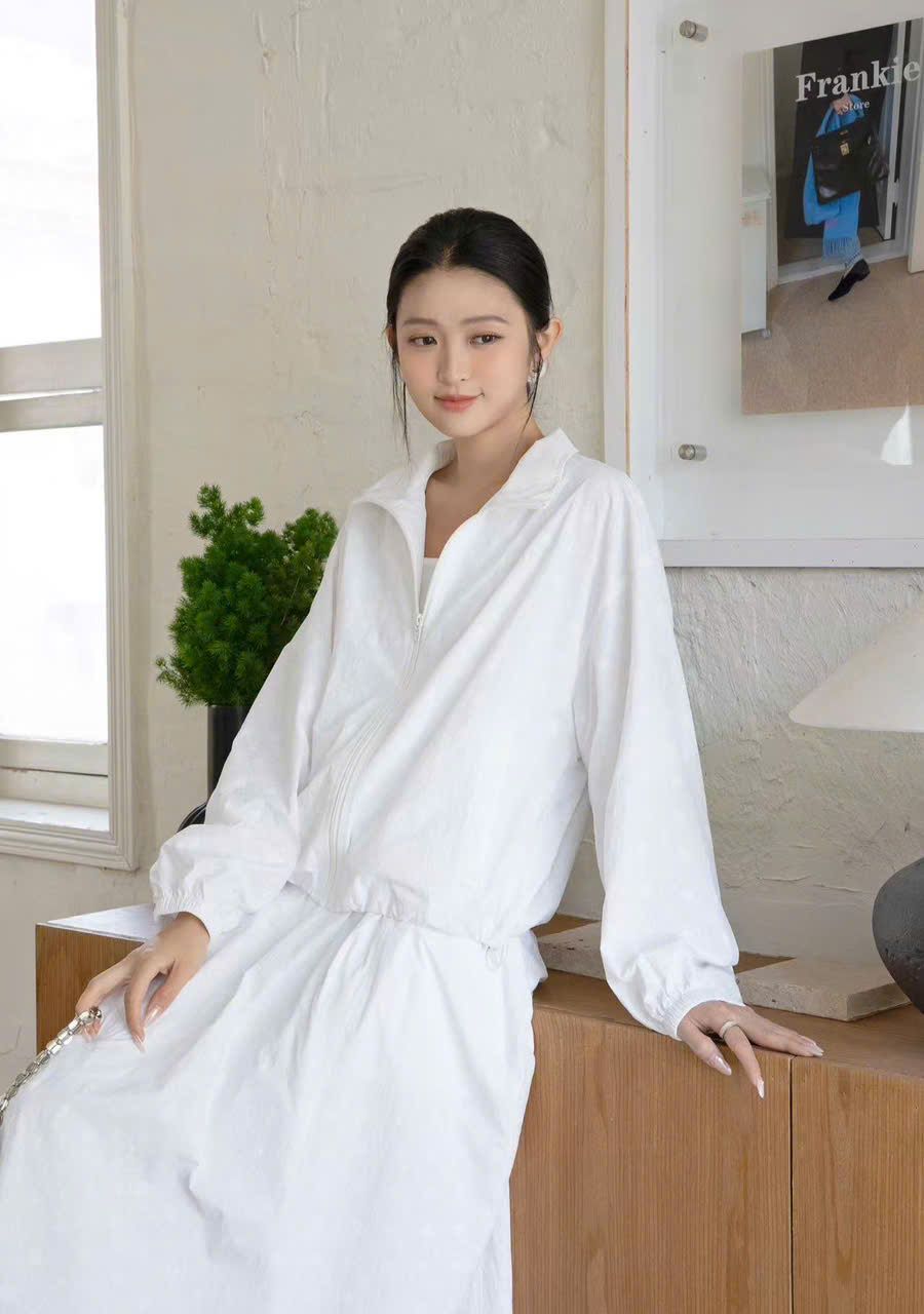 Chân váy trắng - hoạ tiết CH Set