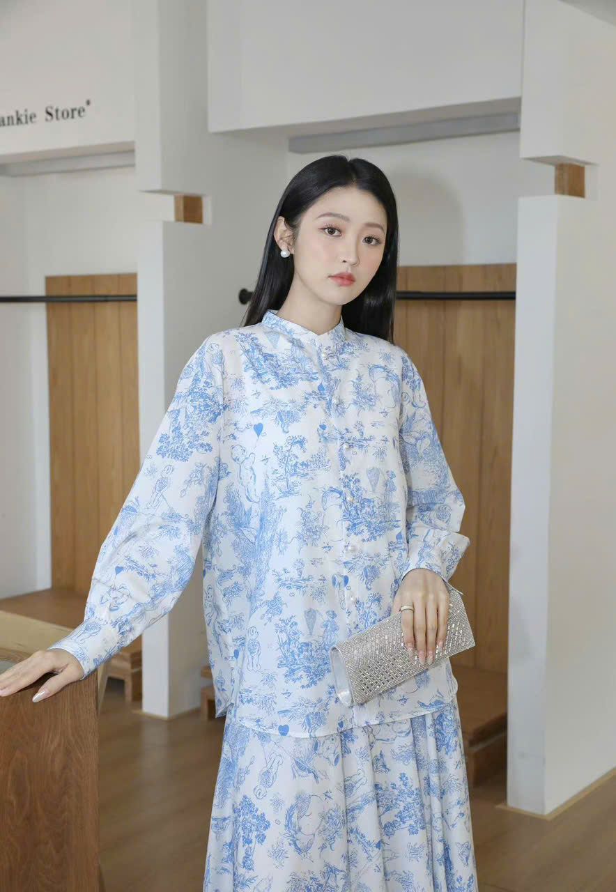 Áo sơ mi xanh gấu dáng suông, cổ tàu cúc ngọc