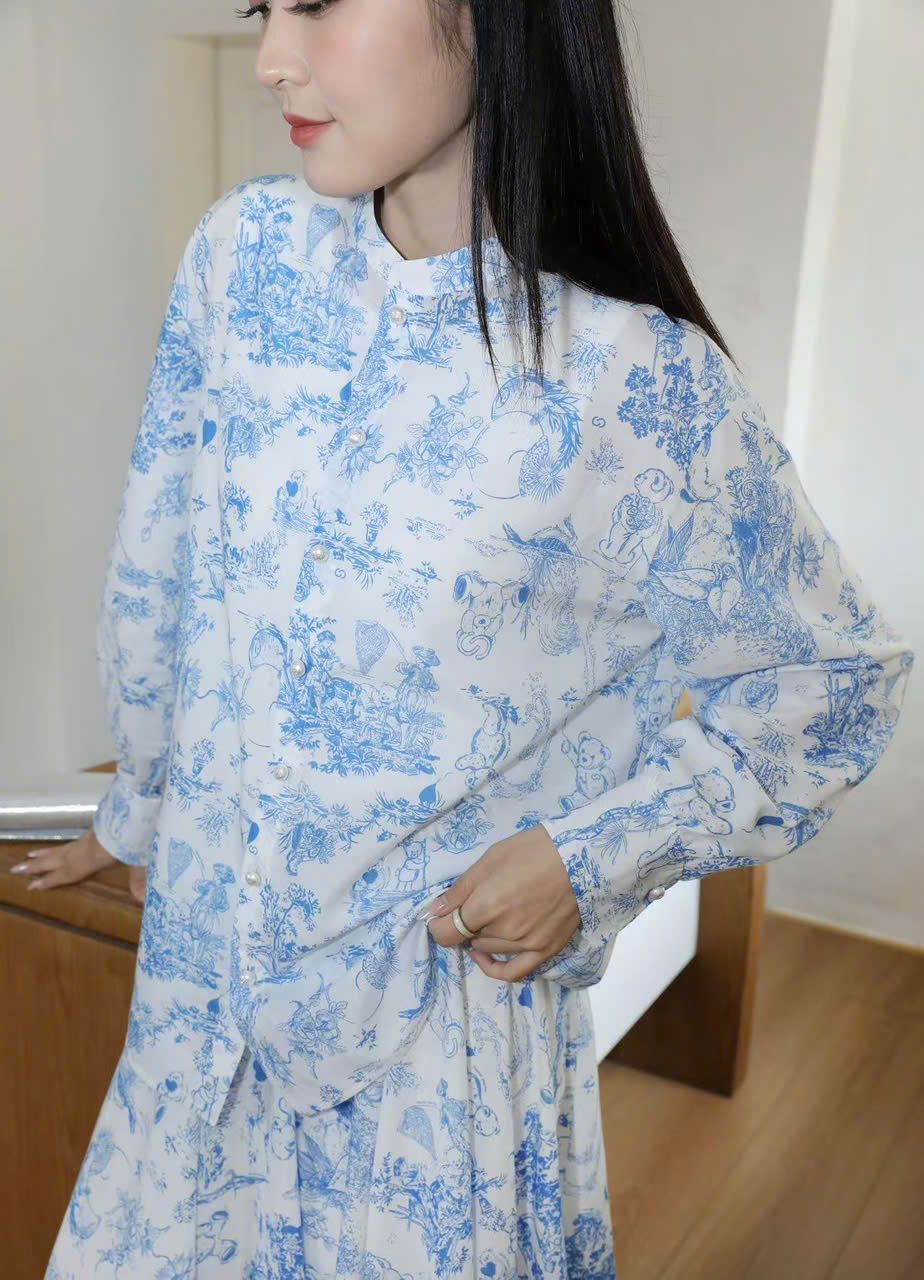 Áo sơ mi xanh gấu dáng suông, cổ tàu cúc ngọc