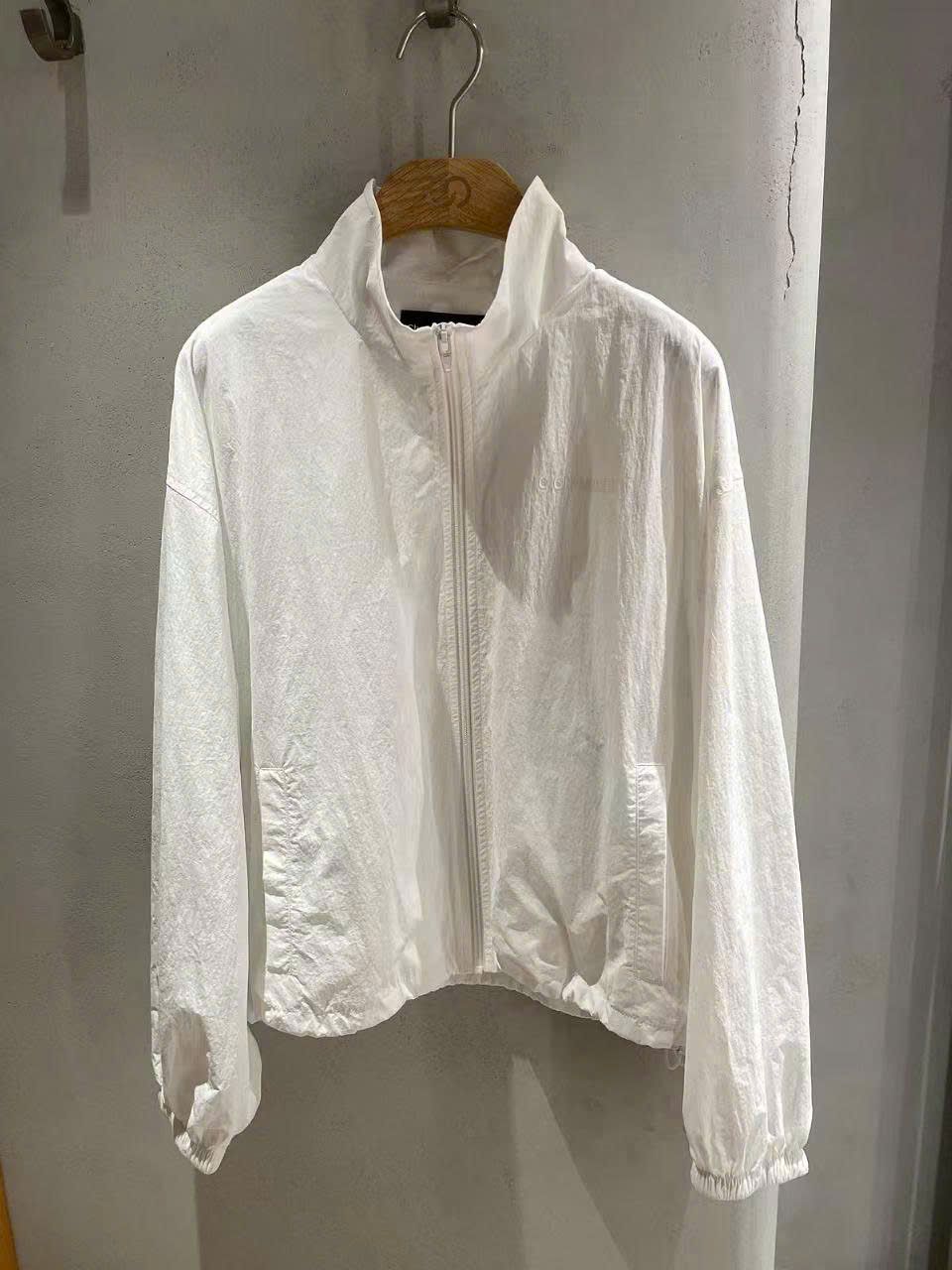 Áo gió trắng họa tiết CH