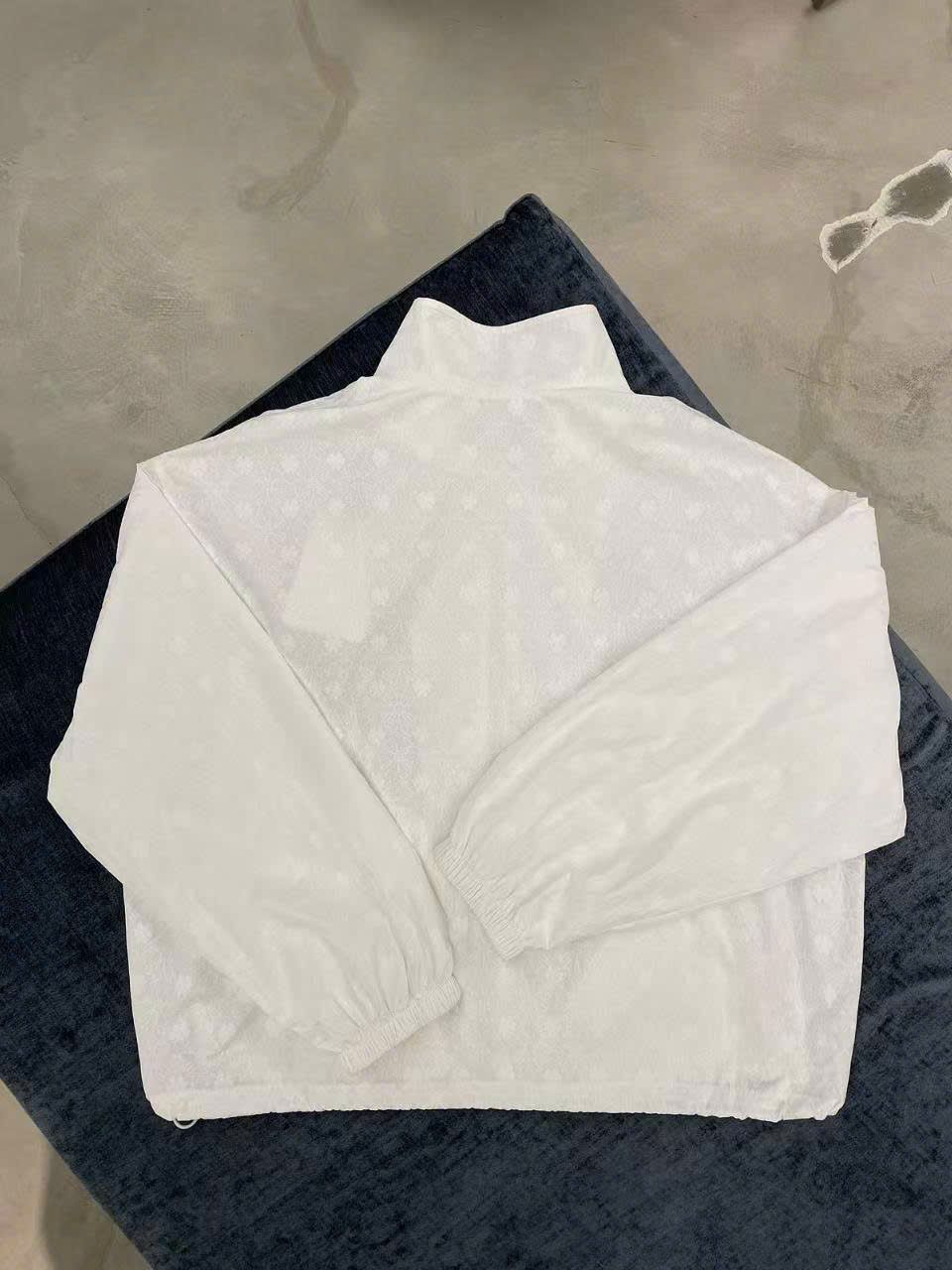 Áo gió trắng họa tiết CH