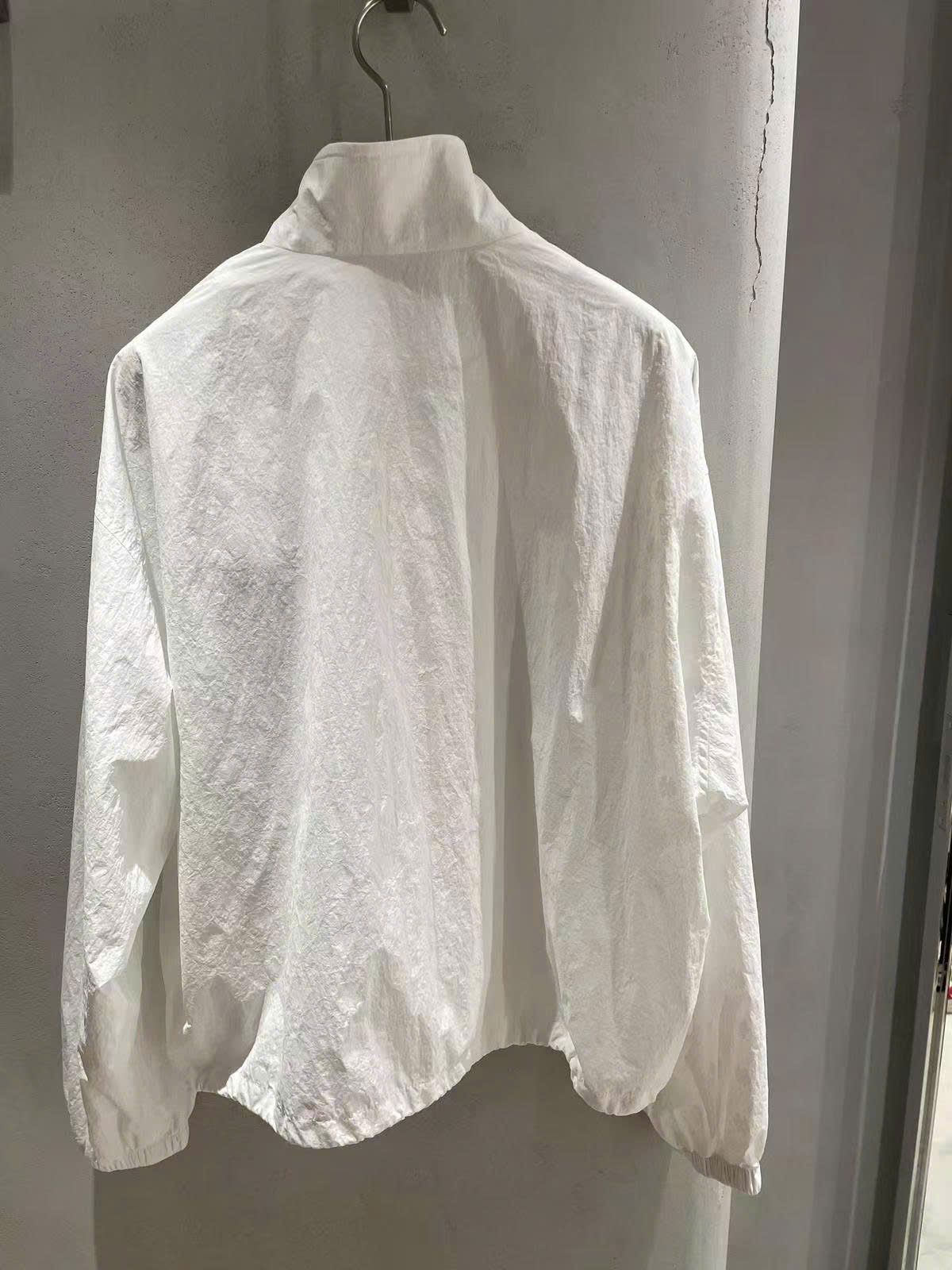 Áo gió trắng họa tiết CH