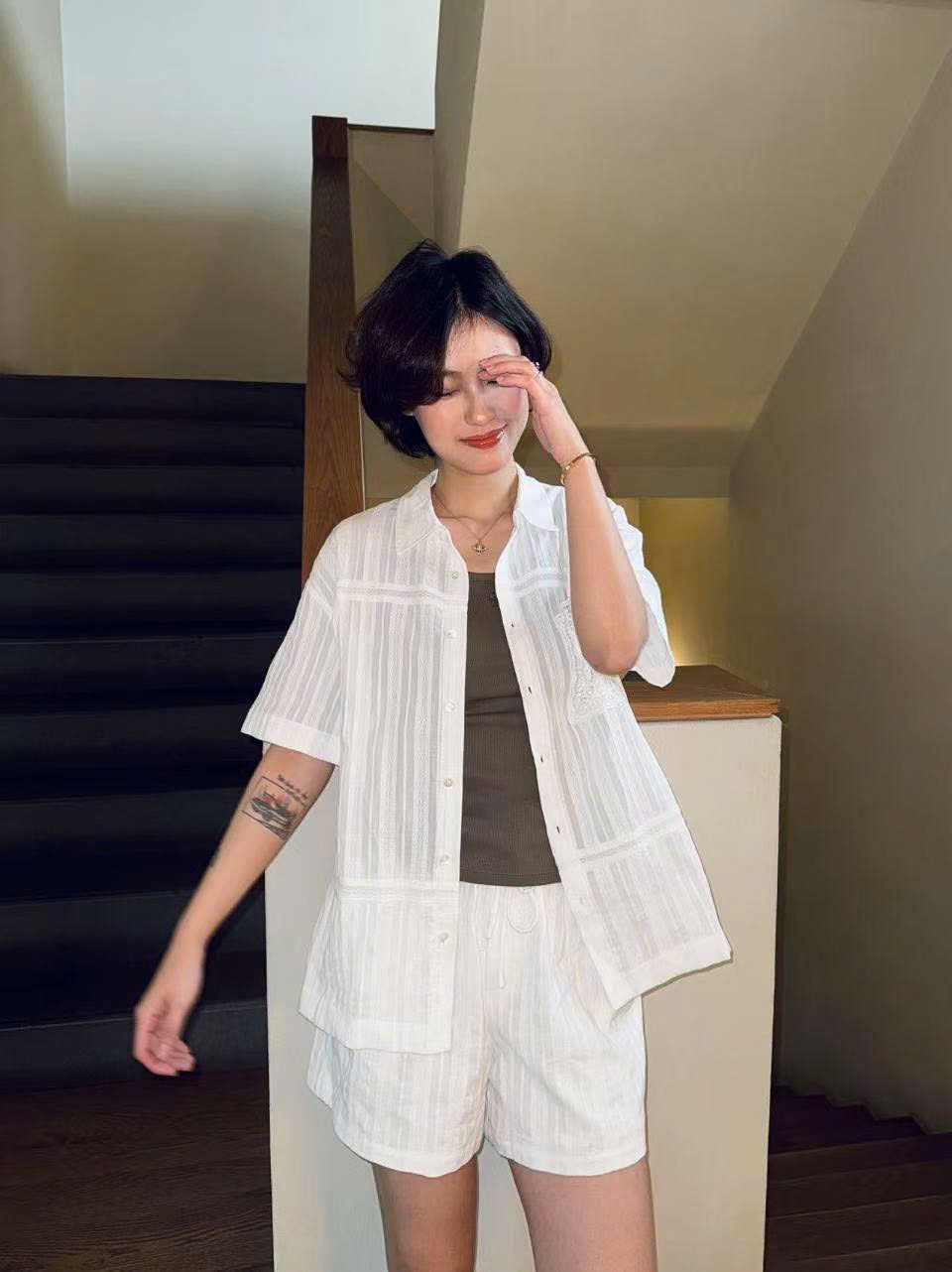 Áo sơmi tay ngắn, phối họa tiết ren túi ngực