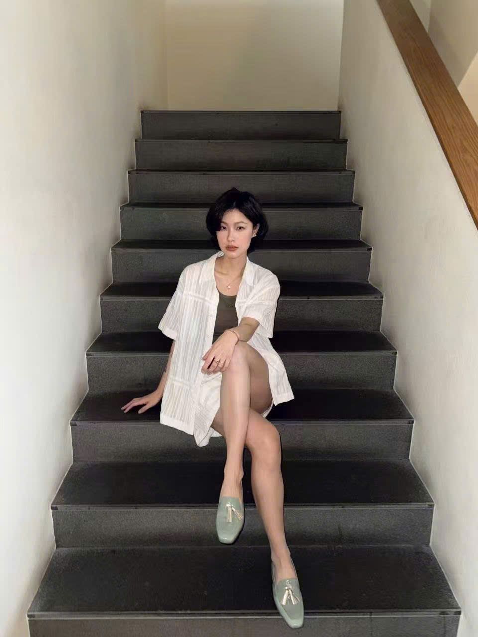 Áo sơmi tay ngắn, phối họa tiết ren túi ngực