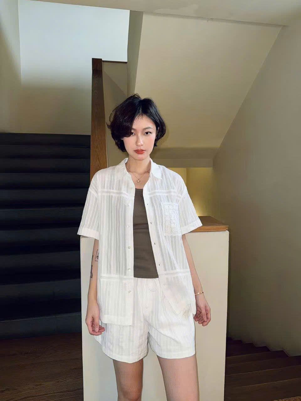 Áo sơmi tay ngắn, phối họa tiết ren túi ngực