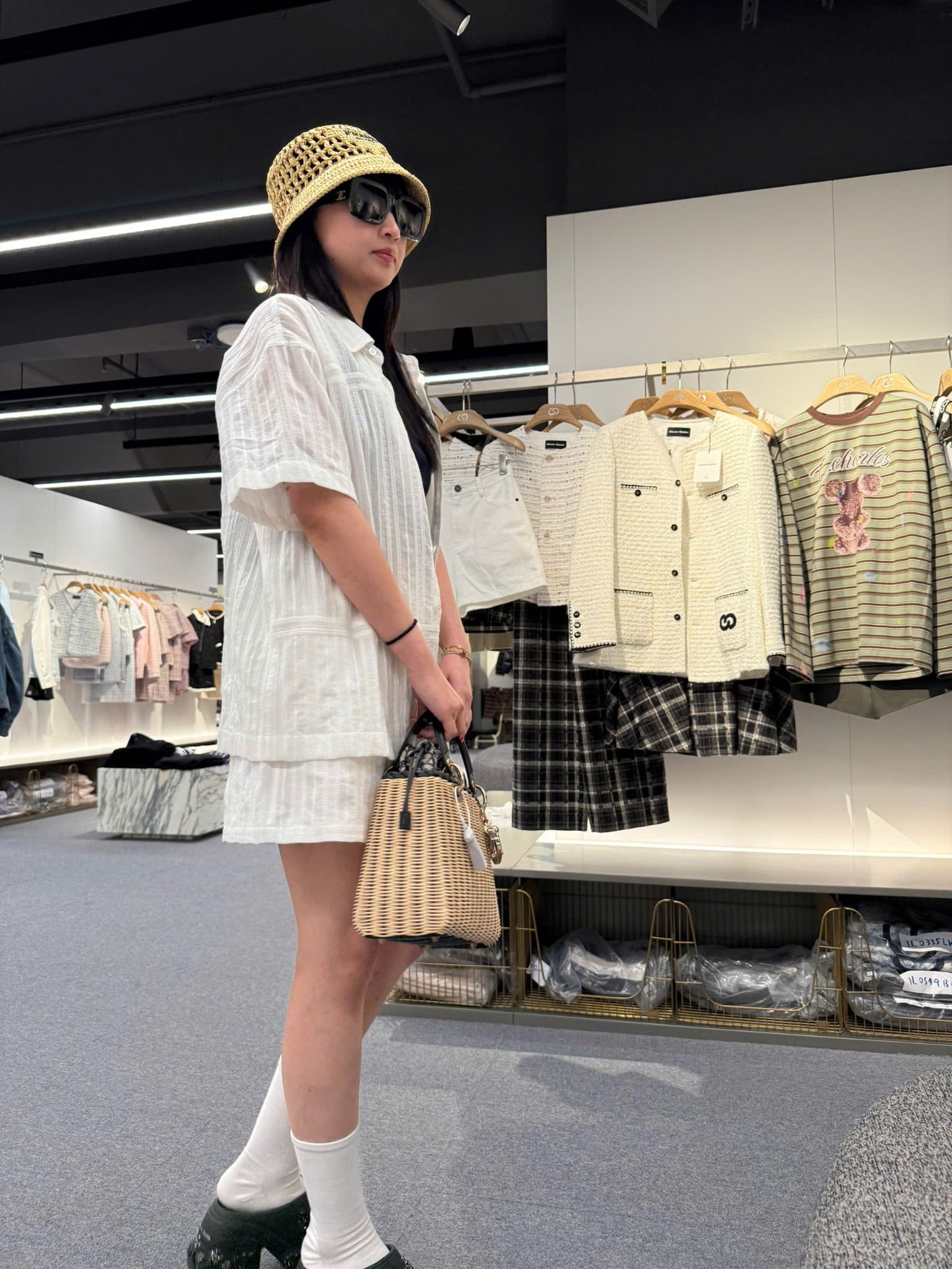 Bộ áo sơ mi và quần sooc trắng set