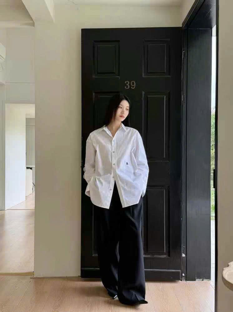 Áo sơ mi trắng dáng dài- gấu đen nhỏ