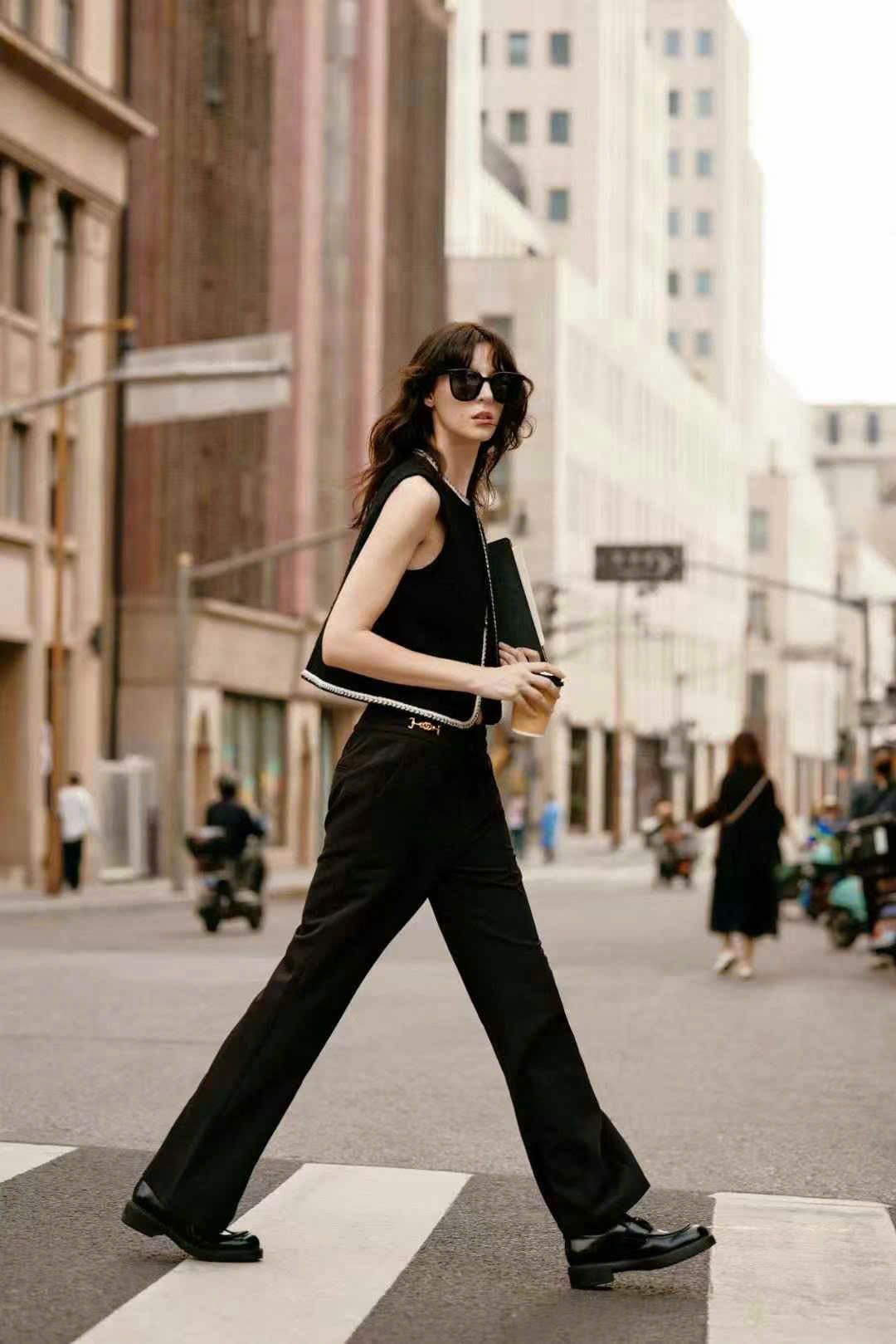 Áo ghile đen 2 túi viền trắng