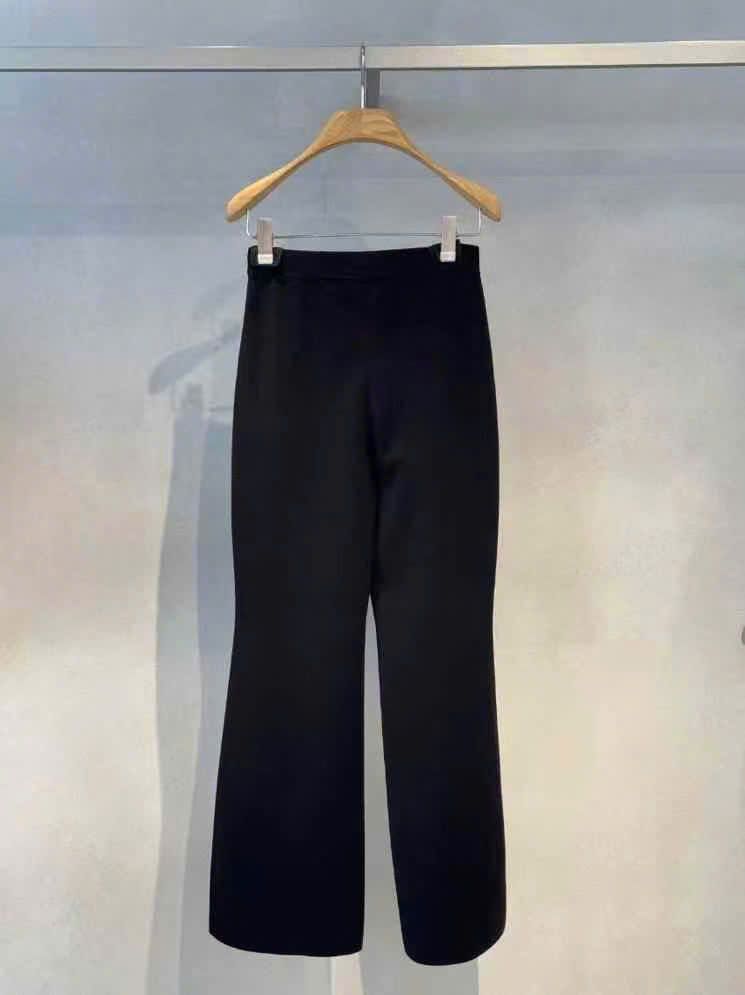 Quần Montogi, chữ cạp trái
