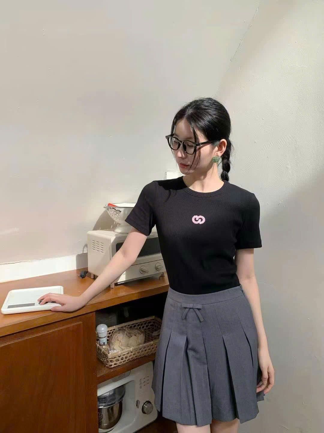Áo phông đen logo hồng